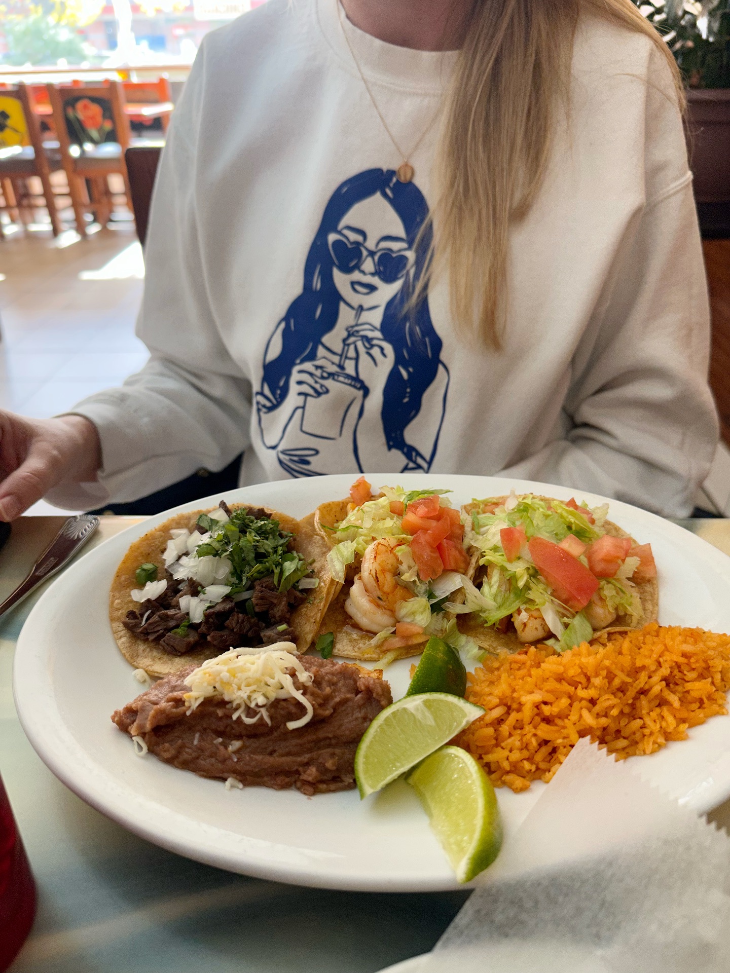 We popped over to two spots in Belmont Cragin for a delicious lunch today! We went to:
📍 @lascasitasrestaurant20: tacos & enchiladas
📍 @hangryschicago: ube horchata slushy (incredible!!), pumpkin horchata slushy and two housemade cakes
If your schedule permits, highly recommend driving out here and supporting these local spots 💗
Note: we found out that tomorrow (Thurs 10/30), @hangryschicago will be donating all proceeds made that day to support families being impacted by 🧊