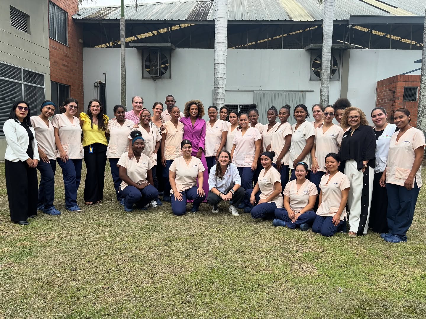 Visitamos @SupertexGroup, una de las empresas aliadas que hacen parte del convenio entre la @alcaldiadecali, Compromiso Valle y @ProPacifico, que busca fortalecer la empleabilidad en el sector confecciones y abrir oportunidades laborales para mujeres, personas migrantes y comunidades de acogida. 🤝
Hoy estuvimos junto a @mabellaranews, secretaria de @sececonomicocali; @mariaiulloa directora ejecutiva de @ProPacifico; María Virginia Vergara, directora de #CompromisoValle; Eduardo Herrera, CEO de @SupertexGroup; y Érika María Torres Ortiz, gerente de Talento Humano de la empresa.
👕 En este proceso, empresas como @StudioF, @GrupoAcrilan, @spataronapoli y Supertex lideran la formación técnica en confección textil, brindando nuevas herramientas para el desarrollo personal y profesional de quienes participan.
🌱 Gracias a @SupertexGroup por abrir sus puertas y demostrar que la inclusión y el trabajo conjunto son el mejor camino para construir una región más equitativa y con más oportunidades.
#TodosSomosCompromisoValle