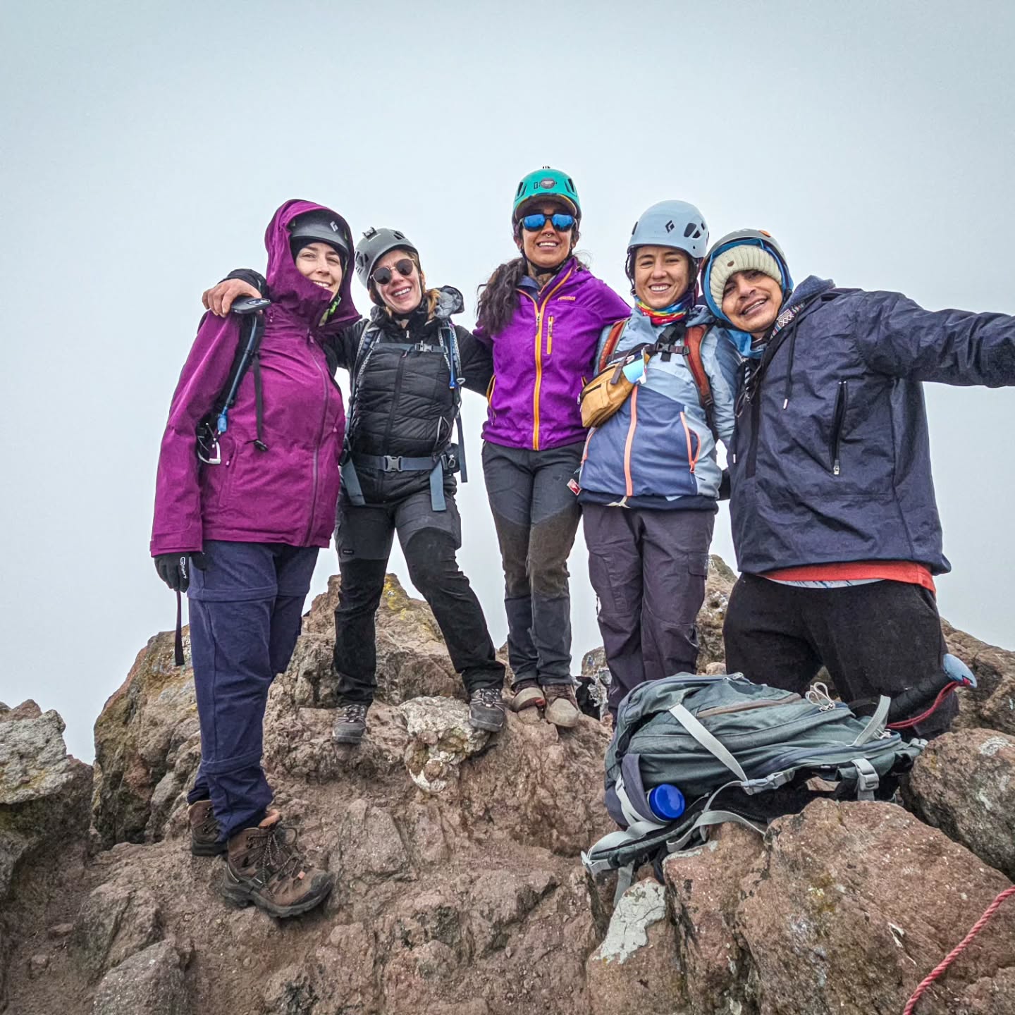 Un domingo de altura y corazones llenos en La Malinche. 🫶
Mientras el puente sigue para nosotros, compartimos la energía de un día verdaderamente maravilloso. Estar en la Malinche (Matlalcueyetl) es conectar con la grandeza, pero la mejor parte es la conexión humana.
Fue inspirador acompañar a quienes descubrieron por primera vez la magia de esta altitud. Presenciar cómo la determinación en sus ojos se impuso al cansancio es, sin duda, nuestra parte favorita del camino.
¡Gracias por la confianza!
¡Por cierto! ¿Ya conocen a @becrickets? Emprendimiento mexicano de proteína de grillo. Probamos sus brownies de grillo y son espectaculares 🍫😍
#Malinche #matlalcueyetl #MontañasDeMéxico #AventuraConSentido #AltaMontaña #Matlalcueyetl #ObsidianaTravel