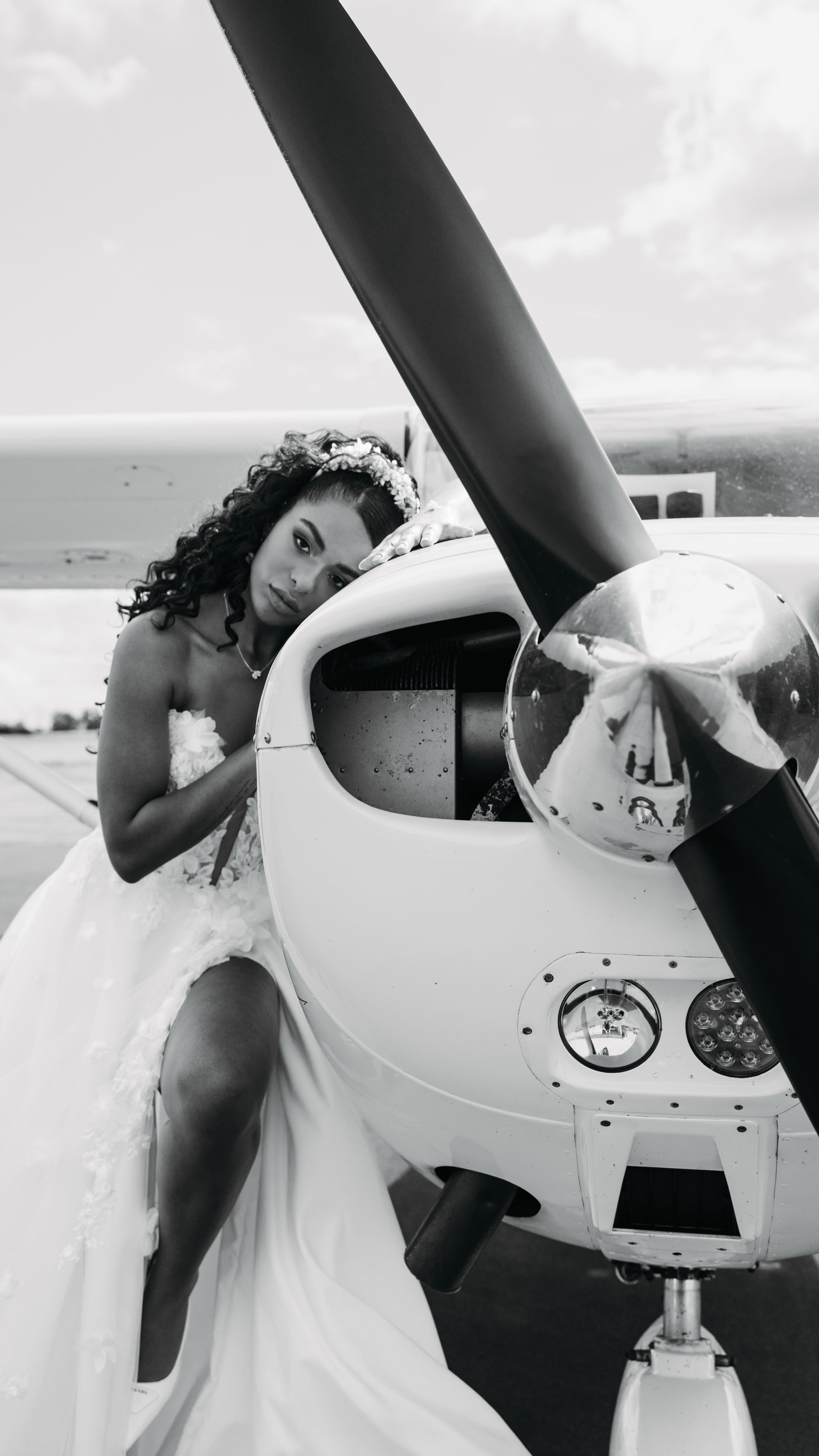 Wie ihr wisst, habe ich vor einigen Tagen meine erste Veröffentlichung in der Vanity Fair mit euch geteilt – ein Moment, der mich immer noch tief berührt.🥹🙊 Eure liebevollen Rückmeldungen und all das wertschätzende Feedback bedeuten mir unglaublich viel. Dieses Editorial, das Svenja mit so viel Herzblut konzipiert hat, markiert für mich einen echten Meilenstein – wie das Abheben nach einer langen Startbahn voller Erfahrungen, Zweifel und Wachstum.
Hier seht ihr ein Video aus dem Setting – einem Self Love Shooting, das für mich weit mehr war als nur ein Fotoshooting. Es war eine Reise. Eine Begegnung mit der eigenen Wahrheit, mit Verletzlichkeit und Stärke. Wir haben Licht und Schatten miteinander verschmelzen lassen und die bedingungslose Liebe zu sich selbst in Bildern eingefangen, die Tiefe, Eleganz und Anmut vereinen.
Das bewegende Video stammt von der wunderbaren @visu.alba , deren Gefühl für Atmosphäre und Musik die Emotionen noch einmal auf eine ganz neue Ebene hebt.
Von Herzen danke an alle Beteiligten für diese außergewöhnliche Zusammenarbeit – für Vertrauen, Kreativität und das Teilen dieses besonderen Moments. ✨
#selfloveeditorial #theartofselflove #luxuryweddingphotographer #intimateportraits #authenticbeauty #confidenceinframe #empowermentthroughart #emotionalportraiture #modernlovephotography #jaronkwastphotography
Planung: @inlovewetrust_weddings
Fotografie: @jaronkwast.photography
Videographie: @visu.alba
Model: @whitney.enwerem
Brautkleid: @brautboutiquebyrl
Schmuck: @sternenauge_official
Floristik & Dekoration: @twinflair_eventstyling
Styling und Make up: @brautstylistin_krystina
Papeterie: @designkraemerei
Sweet Table: @it.is.a.cake_
Sängerin: @ninalorentzen.saengerin
Auto: @klaus.und.co
Eventausstatter: @eventservice_harrislee
Flugzeugeigner: @flyspo