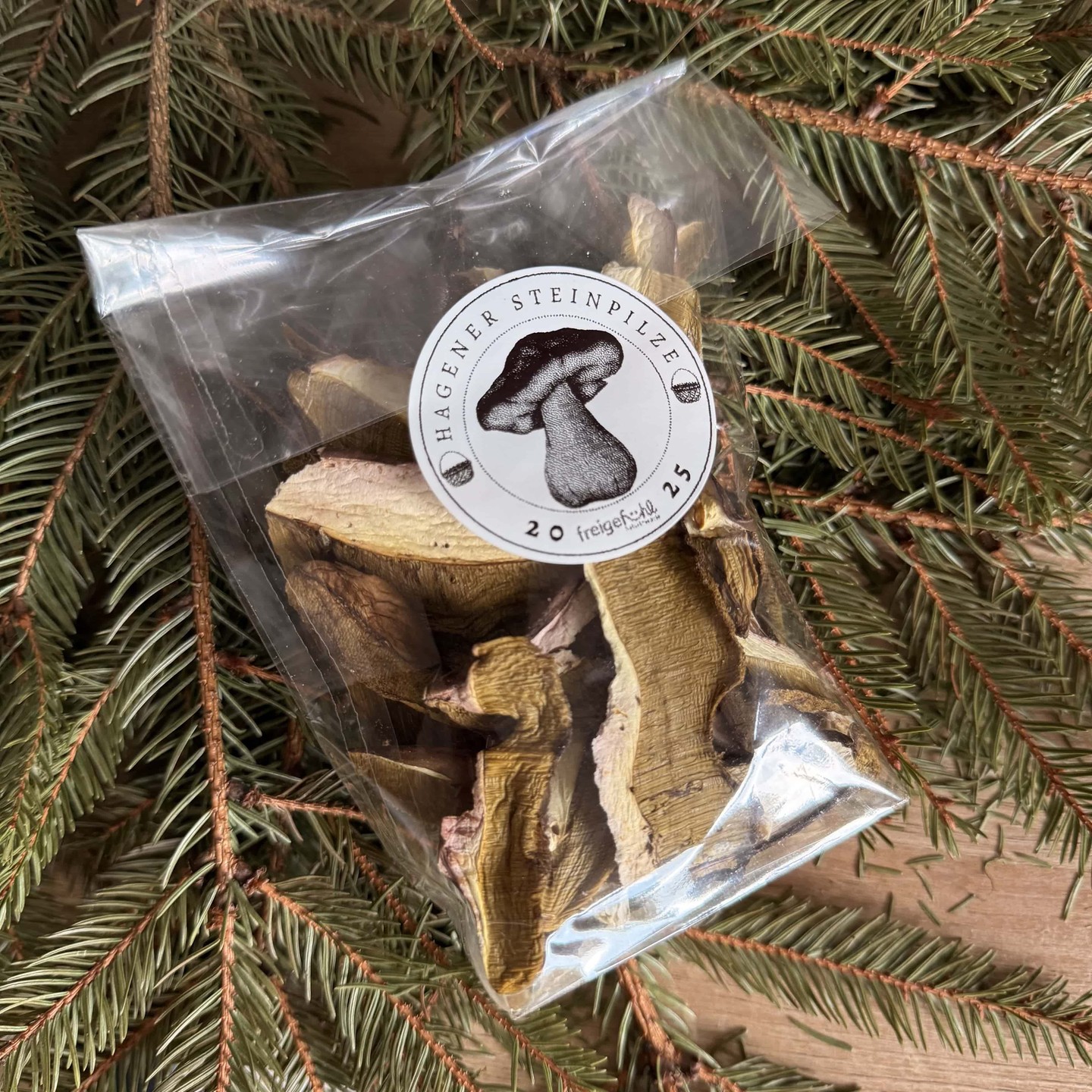 💫 Lass uns gemeinsam ein Stück Natur auf den Weihnachtsmarkt bringen! 🌿✨
Weihnachtsmarkt Hagen 2025, Wir sind auf dem Tückinger Weihnachtsmarkt dabei! ✨
Dieses Jahr findest du uns auf dem Tückinger Weihnachtsmarkt in Hagen – mit ganz viel Liebe zur Natur, Handarbeit und echten, nachhaltigen Produkten. 🌿
Bei uns am Stand erwartet dich:
🍄🟫 Getrocknete Steinpilze, regional gesammelt, voller Aroma, perfekt für Wintergerichte & Geschenkideen für Genießer.
🐝 Handgemachte Bienenwachstücher – plastikfrei, wiederverwendbar und die schönste Alternative zur Frischhaltefolie.
🌸 Natürliche Deo-Cremes – ohne Aluminium, sanft zur Haut, mit feinen ätherischen Ölen – 100 % natürlich & handgerührt.
🐾 Pfötchenbalsam für Hunde – schützt empfindliche Pfoten vor Streusalz, Kälte & Trockenheit. Winterpflege für eure Fellfreunde.
💧 Hydrolate (Blütenwasser) – erfrischend, hautfreundlich & ideal als natürliche Gesichtspflege.
🧈 Tallow – traditionelle Hautpflege – tiefenpflegend, regenerierend & perfekt für trockene Winterhaut.
💚 Alles liebevoll hergestellt, natürlich bio, tierversuchsfrei und mit Herz.
👉 Erfahre mehr über uns & den Markt im neuen Blogbeitrag auf freigefuehl.de
oder einfach über den Link in der Bio.
Komm vorbei, genieße die Adventszeit in familiärer Atmosphäre und entdecke nachhaltige Geschenkideen aus der Natur. 🌲✨