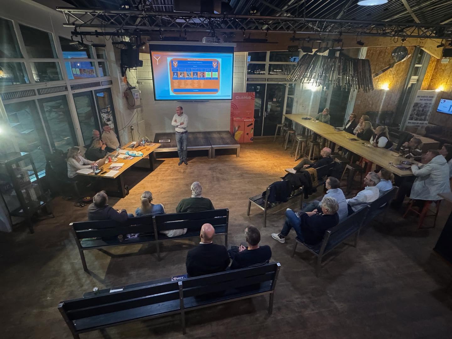 In de Algemene Leden Vergadering is gisteravond het financieel jaarverslag 24-25 toegelicht en goedgekeurd.
Verder is een update gegeven over verschillende onderwerpen, zoals de business case vs realisatie van de duurzaamheidsprojecten, het clubhuis en de velden, fundraising voor ‘de beste hockeyopleiding in de regio’, focus op behoud van leden en teams, de evenementen die nog op de planning staan en de verschillende vacatures die we als club hebben. Ook werd het nieuwe HCY Magazine door de redactie aangeboden aan het bestuur.
Het concept verslag van de ALV is binnenkort beschikbaar op de website (Inloggen>Club>Documenten>ALV).