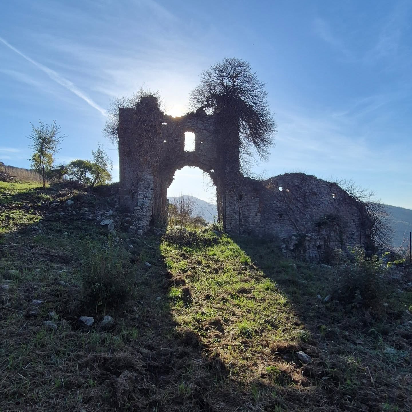 According to local villagers, these stones could be around 2,000 years old.
Standing here, you can't help but wonder what life was like. What stories do these walls hold?
Was this a bustling shop? A cozy house filled with a family? A blacksmith's forge, or maybe a small church overlooking the valley?
#ancientruins #italianvilla #rome #archeologylovers