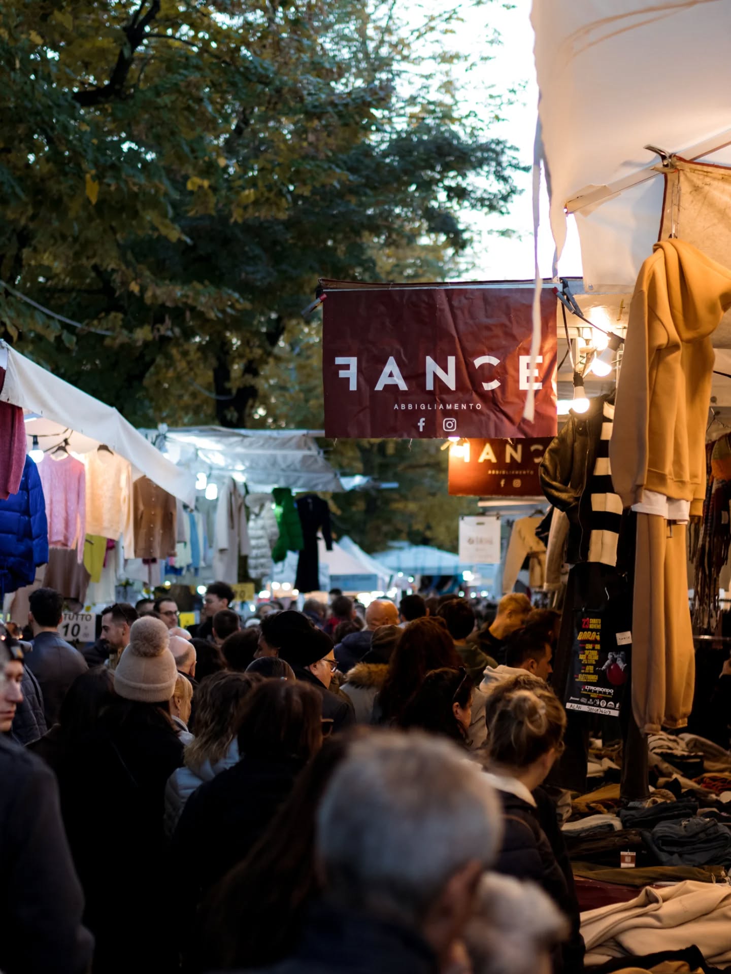 L’anno scorso è stato qualcosa che non ci aspettavamo ❤️
Gente ovunque, sorrisi, chiacchiere, affetto…
un’energia che ci ha riempito e che non dimenticheremo mai.
Alla Fiera di San Martino ci siamo sentiti parte di qualcosa di speciale —
e per tutto questo vi diciamo grazie.
Quest’anno torniamo con la stessa voglia,
con le nostre amate felpe e tute Black Label,
e con il desiderio di rivivere, insieme a voi, quella stessa atmosfera 🔥
📍 8 • 9 • 10 • 11 —Novembre — 8:00-23:30 — Santarcangelo di Romagna — Viale Gaetano Marini, 8 — di fronte alla Fontana “Il Prato Sommerso” di Tonino Guerra
#fanceabbigliamento #FieraSanMartino #fance #gratitudine #BlackLabel #romagna