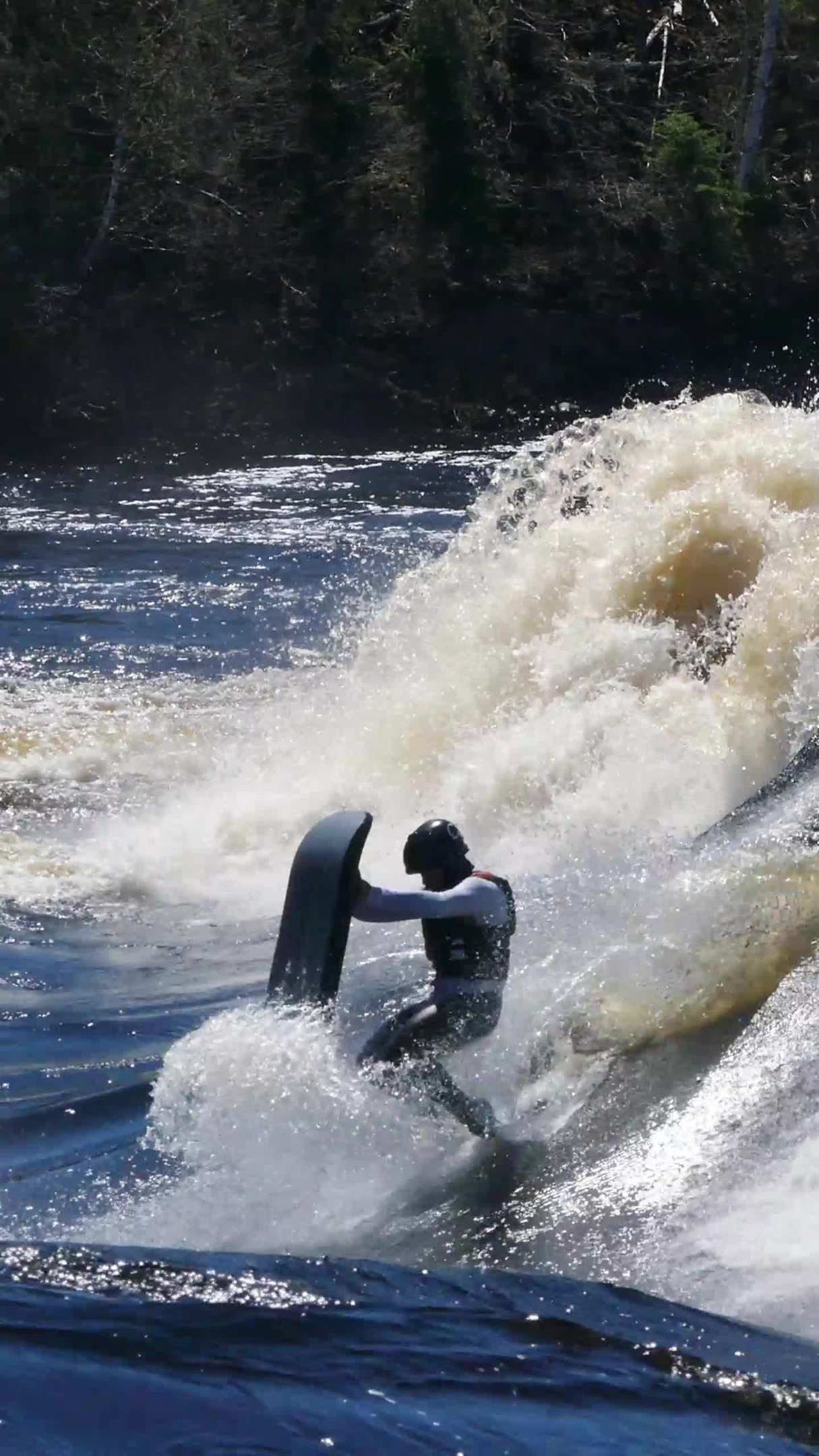Un trick satisfaisant à faire sur une vague lisse ???
ㅤ
A satisfying trick to do on a smooth wave ???
@earth_veins @quiksilver @forward_wip @sweetprotection @whitewaterkayakinghub
...
..
.
#riverwave #freestyleriverboarding #riverboard #bodyboarding #riversurfing #bodyboard #surfing #kayak #whitewater #whitewaterkayaking #whitewaterismagic #whitewaterkayak #epic #kayaking #extremesports #extremekid #kayakingkids #sport #stakeout #paddling #peopleareawesome #awesome #water #nature #adventrure #outdoors #fyp #foryou #trending