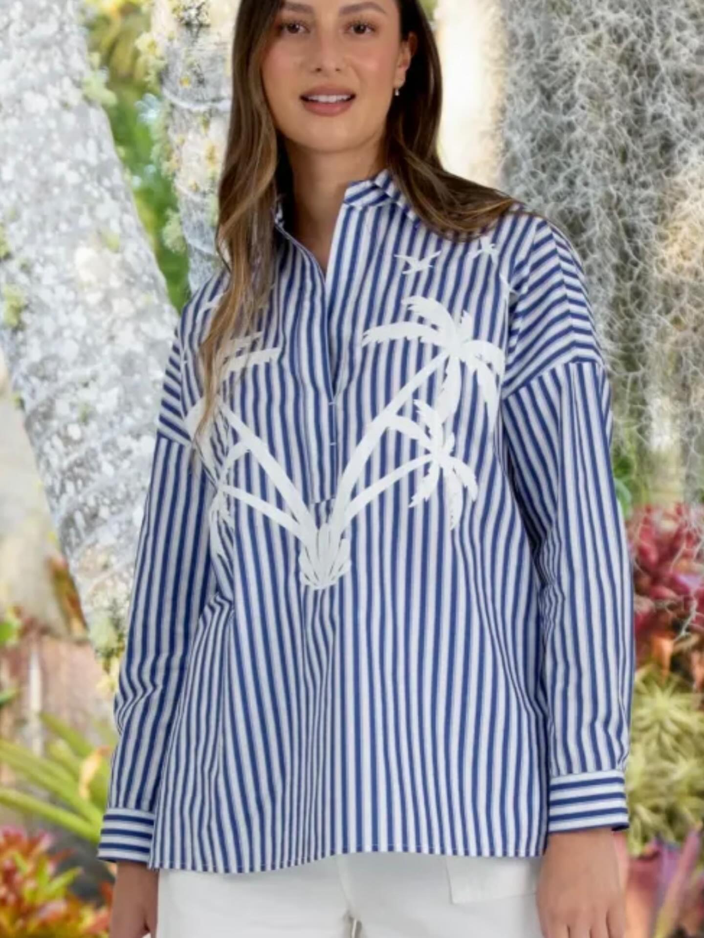 Brand: COOP
A refreshing rendition on a warm weather essential the ‘Sea La Vie’ shirt optimizes casual dressing in a stylish way. Crafted in the crisp ‘Stripe Right’ cotton this piece features an open placket with a classic collar, and relaxed drop shoulders. Polishing this piece to perfection is the embroidered cotton palm motif.