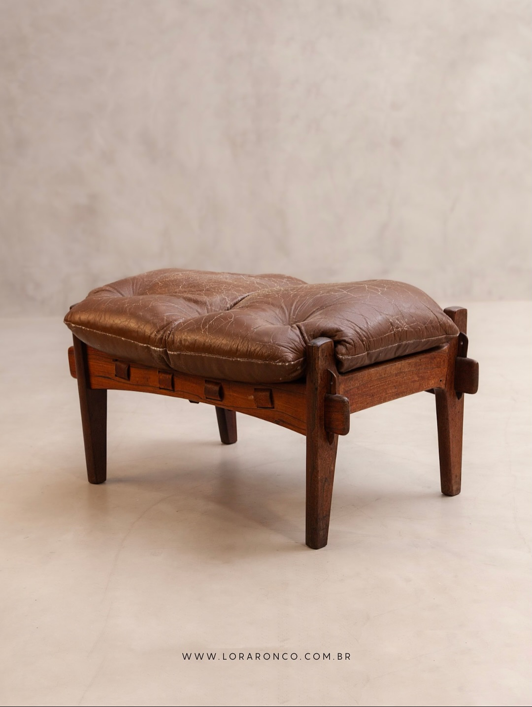 Rara e belíssima, a banqueta Ottoman da Poltrona Moleca (1963) é uma criação do renomado designer Sergio Rodrigues, produzida pela OCA.
Com estrutura em jacarandá maciço, a peça apresenta travessas que permitem a passagem das percintas de sustentação em couro sola, garantindo resistência, durabilidade e o equilíbrio perfeito entre função e forma. As travessas com cunhas de fixação reforçam sua estabilidade, revelando o rigor construtivo característico da obra de Sérgio.
Medindo 75x50x40cm, esta banqueta está em excelente estado de conservação e é justamente o desgaste visível na almofada que reforça seu charme, autenticidade e originalidade. As marcas do tempo se tornam parte de sua beleza, evidenciando a trajetória de uma peça viva.
Catalogada no livro do designer, a banqueta Ottoman é uma verdadeira relíquia do design moderno brasileiro, ideal para compor ambientes com elegância e história.
Conheça esta e outras peças do acervo em nossa galeria.
📍 www.loraronco.com.br
📞 Fale conosco: (11) 99122-7578
#loraroncogaleria #designbrasileiro #braziliandesign #mobiliáriomoderno #mobiliariomodernobrasileiro #vintageinteriors #moderndesign #vintagefurniture #mobiliárioassinado #galeriasp #galeriademóveis #galeriadesign #sergiorodrigues