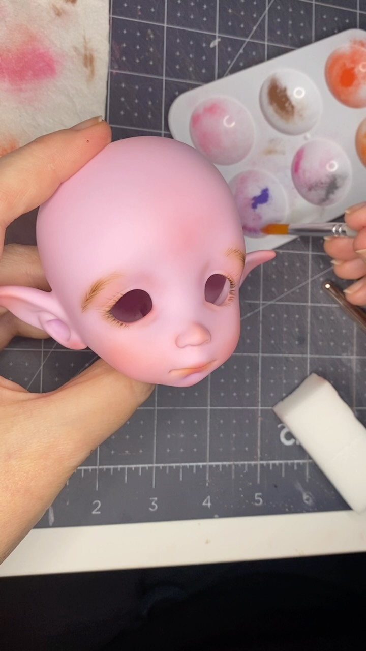 Maria elf is here! I’ll send the orders out by Monday morning, and I’m working on one extra doll that is going to be a special customized ooak, I have big plans for her outfit 😁 she could be a very special gift for your doll collector friend or for yourself , so stay tuned and subscribe to my mailing list through my website (link in bio) #lindamacariodolls #bjddoll #artdoll #resinbjd #dollmaking #artdolls