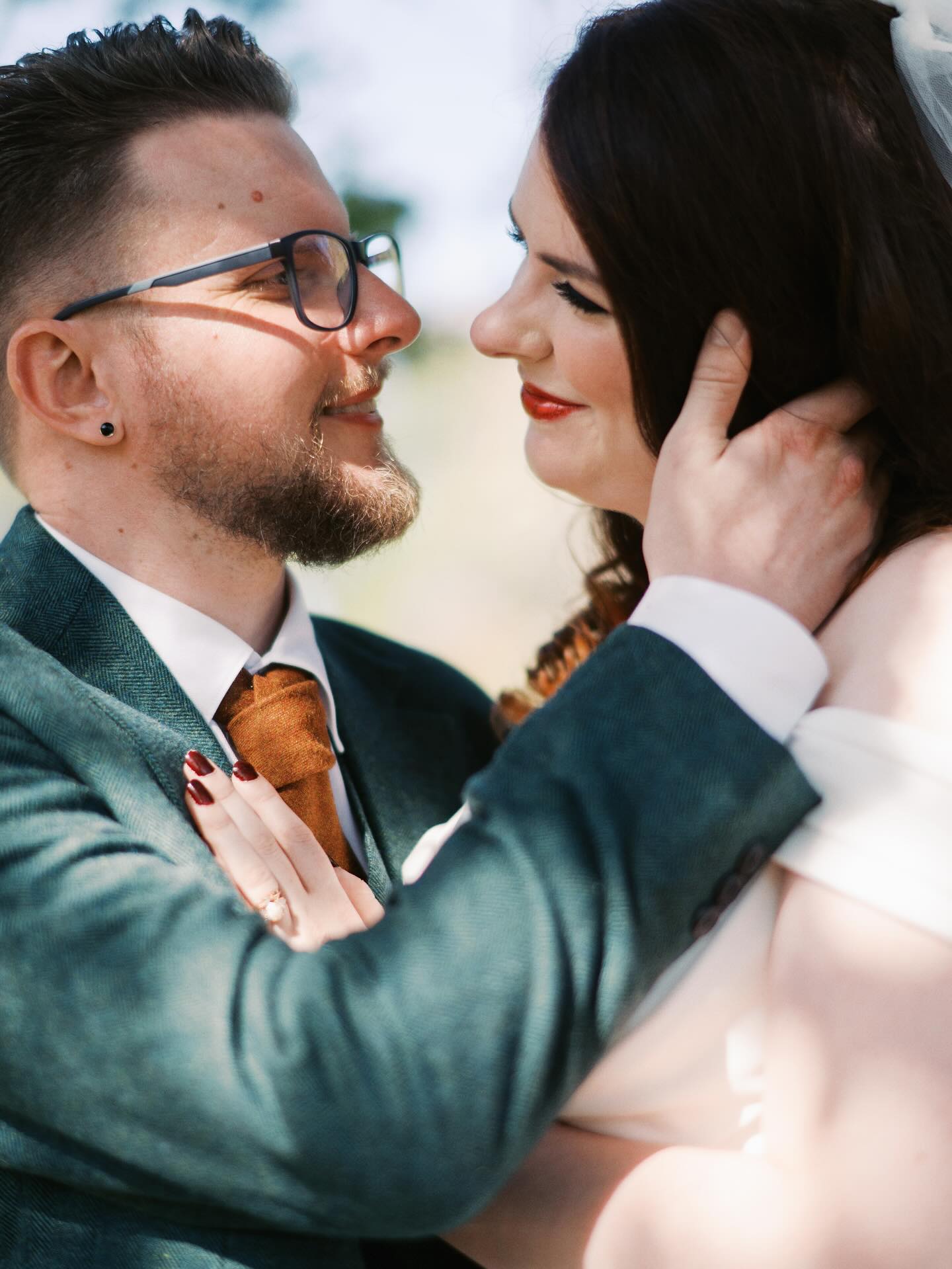 One hot and steamy September day comin’ right up.
Sarah and Jono’s wedding day was certainly keeping us on our toes and sweating. But all the hard work they have poured into their wedding day and the amazing people they surround themselves with made this day such a treat despite the hot temps! It’s always so refreshing to see a whole family coming together in support before and during the big day to make everything work without a hitch. The tremendous love amongst family members always fills my heart with positivity and witnessing such great dynamics has such a healing, uplifting effect on me … that I often drive home -be it tired- but with a renewed sense that people can be truly good sometimes. Just the best.
Some work I got to create that day for the lovely main photographer and dearest friend @leajonesphoto