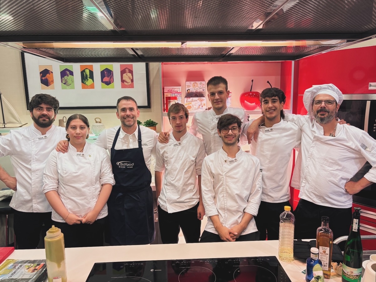 El grupo del Máster disfrutó la semana pasada de una Master Class de la mano de @kirkillaeneachef , exalumno de la escuela y jefe de cocina del restaurante @kirkilla_enea de Zarautz.
Tuvieron la oportunidad de aprender codo con codo a trabajar el pescado ?: aprovechar la merluza, sus lomos, recortes para sopa o terrina, confitado de la cabeza y elaboración de pilpil. También trabajaron otros pescados como el salmón (ahumado, tartare…).
? Una lección práctica de técnica y gestión del producto. Eskerrik asko, Xabier! ??
-
Masterreko taldeak Xabier Zabalaren klaso magistrala jaso zuen lehen astean. Xabier Aialako ikasle ohia da eta gaur egun Zarauzko Kirkilla jatetxeko sukaldeburua.
Berarekin arraiga lantzen ikasteko aukera izan zuten ? : legatza, bere solomoak, zopa edo terrinarako ebakinak aprobetxatu, burua konfitatu eta pilpil elaborazioa. Beste arrain batzuk ere landu zituzten, hala nola izokina (ketua, tartarea…).
?Teknika eta produktuaren kudeaketari buruzko ikasketa praktikoa. ?? Eskerrik asko, Xabier!
_
#aialaescuela #formacioncocina #chef