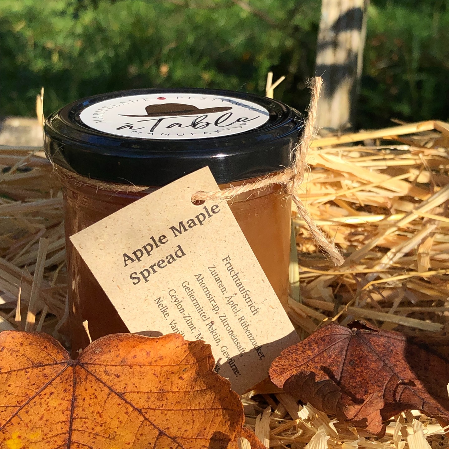 Dieses Jahr hat es auch bei uns eine reichliche Apfelernte gegeben 🍎🍂 – Grund genug, wieder einen veganen Apfelaufstrich mit Ahornsirup und Gewürzen selbst zu machen! 🌿✨
Ich esse den Apfelaufstrich gerne auf einem etwas dunkleren, kräftigen Brot zum Frühstück ☀️ – aber ganz besonders lecker schmeckt er mir am Nachmittag zum Kaffee auf einem Spekulatius. Probiert’s unbedingt mal aus. 💛
#VeganerAufstrich #Apfelaufstrich #Apfelrezept #Herbstrezept #VeganUndNatürlich #SaisonalKochen #Selbstgemacht #RegionalUndSaisonal #Apfelernte #Ahornsirup #Frühstücksideen #Plantbased #VeganGenuss #NachhaltigKochen #HomemadeGoodness #VeganeRezepte #Kaffeezeit #SpekulatiusLiebe #Apfelliebe #NatürlichGenießen