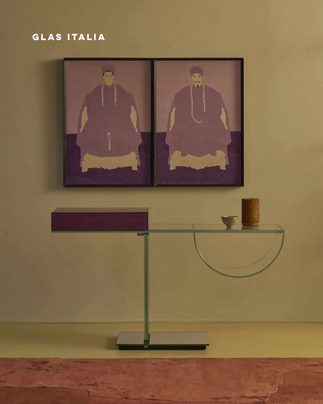 @glasitalia
A coleção OLLIE, desenhada por Yabu Pushelberg (@yabupushelberg) para a Glas Italia, é um manifesto de equilíbrio entre leveza e ousadia. Inicialmente composta por uma consola, uma mesa baixa e uma mesa de apoio, este ano cresce com a introdução de novas prateleiras suspensas, que ampliam assim a coleção.
Entre o vidro colorido e o vidro transparente, estabelece-se um jogo de contrastes que transcende a função para afirmar uma linguagem própria. O desenho, simultaneamente minimalista e expressivo, questiona convenções e revela uma irreverência subtil, capaz de transformar o ambiente onde se insere.
The OLLIE collection, designed by Yabu Pushelberg (@yabupushelberg) for Glas Italia, is a manifesto of balance between lightness and boldness. Initially composed of a console, a low table, and a side table, this year it expands with the introduction of new suspended shelves, further enriching the collection.
Between colored glass and transparent glass, a play of contrasts emerges that transcends function to assert its own distinctive language. The design, at once minimalist and expressive, challenges conventions and reveals a subtle irreverence, capable of transforming the atmosphere of any space.
Would you like more information?
Visit www.design-minder.com
Follow @design_minder
#designminder #madeinitaly #glasitalia #glassfurniture #glasswork #glasscabinet #glassfurniture #interiorproject #interiordesign #homeinspiration #homeinterior #homestyle