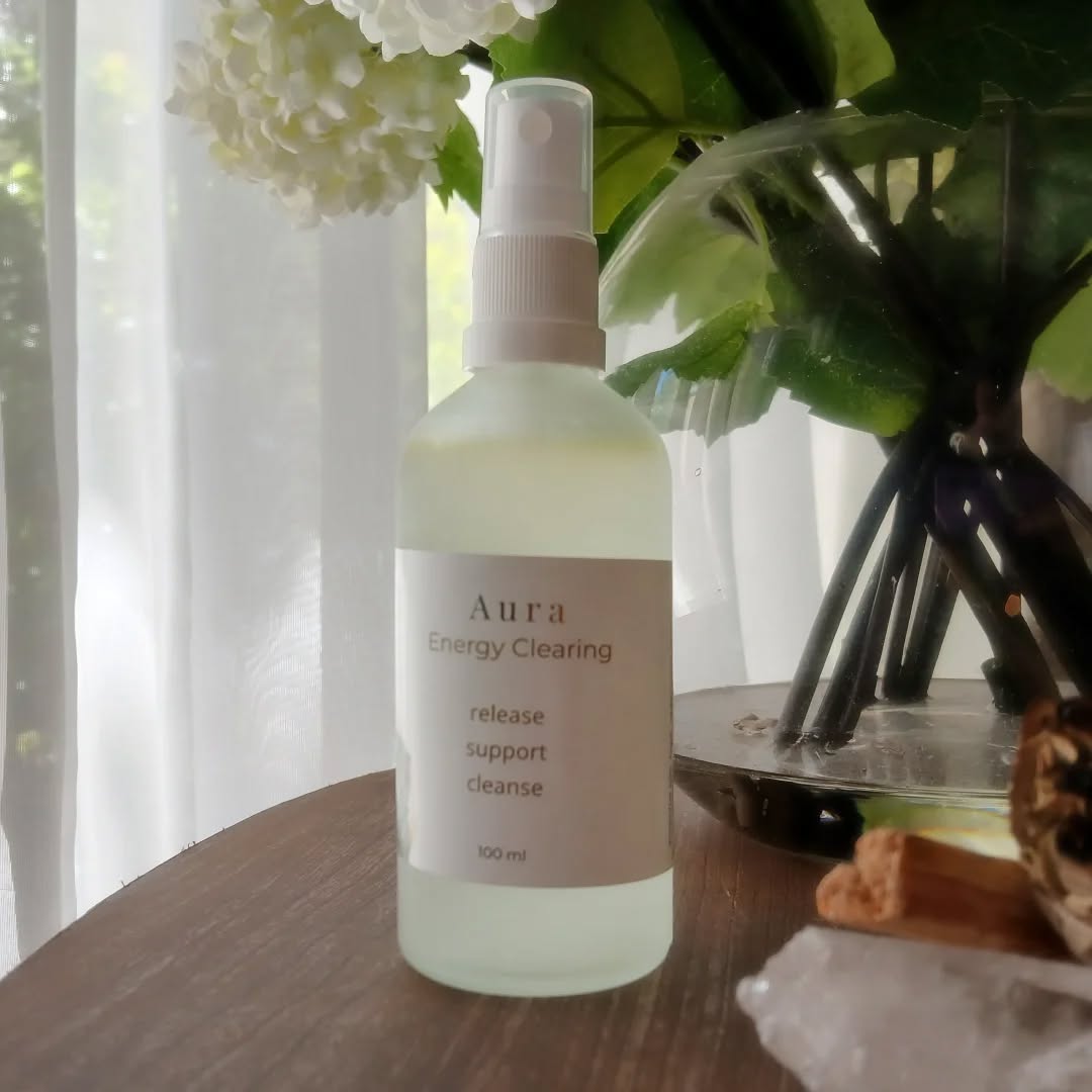 ✨️ Today I've been feeling creative. A new batch of Aura spray is now available. A beautiful blend of cedarwood, white sage, frankincense, lavender, lemon and palo santo essential oils. My house smells so good right now. 🥰
Dm if you'd like to pick some up. 💚🙏🏼