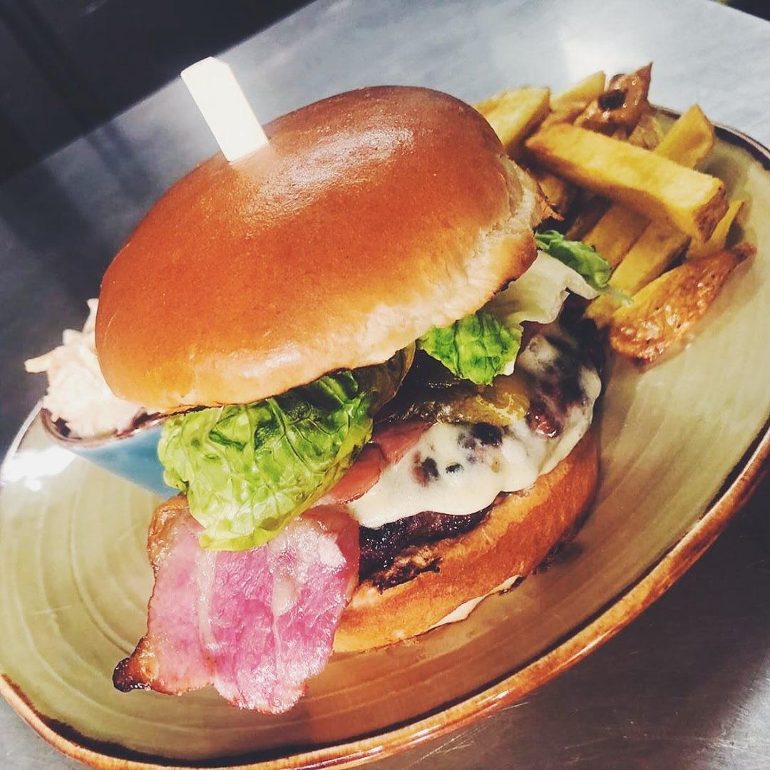 Your Tuesday night just got better, it’s burger night and we’re not holding back. All burgers for £10, served with chips and coleslaw from 5pm!! Who’s hungry?
#heathrowairport✈️ #burgernight? #harlingtonvillage