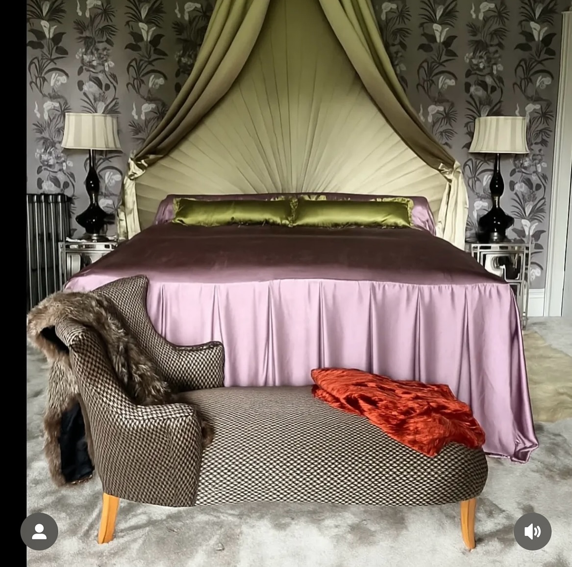 Movie upholstery for Hedda - and Tessa Thompson sat on it!!
Love you @draperemporium and @danduggan1 #behindthescenes #drapes #chaiselongue #glamour