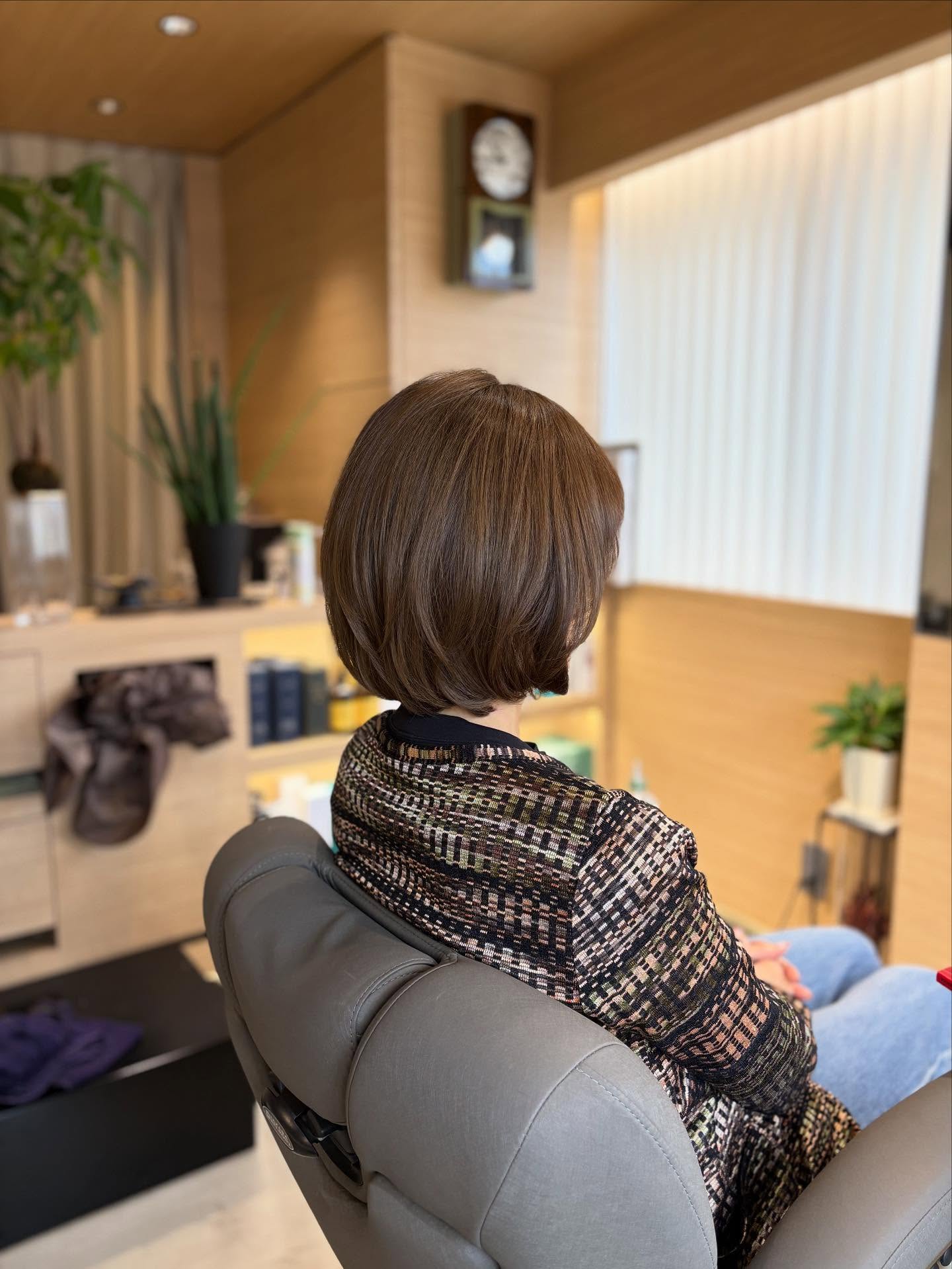 ミセス秋冬ヘアスタイル。まとまりのある重めのボブスタイル。表面にレイヤーを入れて動きと柔らかさを演出。白髪染めは透明感のあるマロンベージュで。
#広尾
#広尾美容室
#プライベートサロ