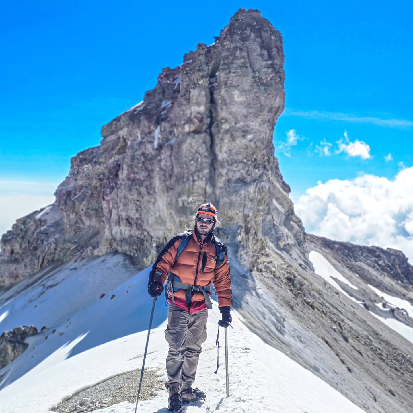 🏔️ Tu Cumbre, Tu Ritmo: Ascensos Privados 💎
Desde que nació Obsidiana Travel, supimos que la montaña se disfruta mejor a tu manera. Por eso, los ascensos personalizados y los grupos privados se convirtieron en nuestra especialidad ¡y en nuestra forma favorita de trabajar!
¿Por qué elegir una expedición privada? Porque tu aventura merece ser inolvidable y 100% enfocada en ti.
Haz que tu Cumbre sea ÚNICA:
• 🚫 Cero Riesgos: Asegura tu objetivo de cumbre con la atención y experticia de un guía dedicado solo a ti.
• 🧘 Disfrute al Máximo: Tendrás más tiempo para absorber la majestuosidad de la montaña, tomar fotos épicas y vivir cada momento sin prisas.
• 🏃 Vamos a tu Ritmo: Camina a la velocidad que te haga sentir cómodo. ¡Tú marcas el paso! (Siempre hay un límite)
• 🗓️ Flexibilidad Total: ¿No encuentras un itinerario que se ajuste a tu vida? ¡Lo creamos para ti!
Sí, una experiencia privada requiere una mayor inversión, pero la tranquilidad, el enfoque y la conexión que ganas no tienen precio 🙌✨.
Además, estas expediciones son las que nos permiten forjar los lazos más fuertes... ¡muchos de nuestros clientes se convierten en grandes amigos de la montaña!
¿Listo para diseñar tu expedición ideal?
Mándanos un mensaje y empecemos a trazar el mapa de tu próxima montaña. Nos encantará ayudarte a diseñar tu aventura exactamente como lo soñaste. 😌
📷Asceso Privado a Iztaccihuatl 🙌✨️💎
📱+52 55 1963 4006
🌍 www.obsidianatravel.com
#Iztaccíhuatl #AscensosPrivados #MontañismoMéxico #ObsidianaTravel #AventuraPremium #PrivateTour #Montaña #México #TuAventura