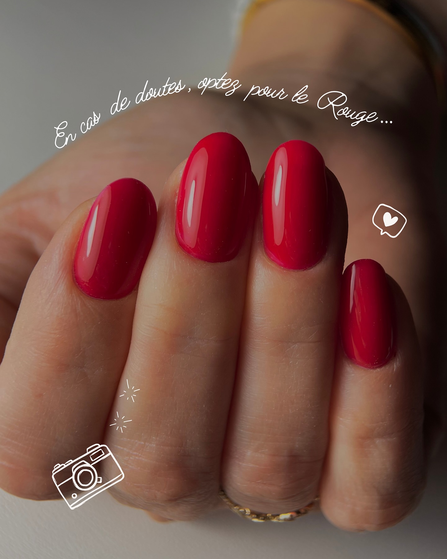 Quand le rouge rencontre la précision d’une manucure russe…
———
Le rouge, c’est TA couleur… ❤️
Et quand tu découvres le Boudoir et ses mille façons de porter ton chouchou, ton cœur fait boum !
Le rouge, je l’affectionne particulièrement moi aussi.
Il révèle, sublime et équilibre avec caractère et douceur à la fois.
Authentique, audacieux et intemporel, c’est un choix dont je ne me lasse jamais.
Alors, au Boudoir, je sélectionne des nuances de rouge pensées pour chaque personnalité, chaque carnation, chaque instant de vie.
Que tu préfères le rouge profond, éclatant ou subtil, il y a toujours une nuance faite pour toi — élégante, raffinée, mais surtout, qui te ressemble.
Et si ton cœur penche pour un rouge que je n’aurais pas forcément conseillé, il aura toujours sa place sur tes ongles… parce qu’ici, l’essentiel, c’est que toi, tu te sentes belle. ✨
———
Le rouge pour signature.
Élégance, simplicité et ce petit quelque chose de sophistiqué… comme Toi.
———
Brillance incroyable @onhernails.shop
Rouge « devil wear Prada » @heylovegel
⸻
📍Le Boudoir des Coquettes
à 5 min de Sancerre, 15 min des Aix-d’Angillon
1 rue du Petit Voisy, 18300 Veaugues
🕘 Lundi & mardi: 10h - 18h
Jeudi & vendredi : 10h – 21h
Samedi : 10h – 17h
Fermé les mercredis et dimanches
📲 Réservation en ligne :
www.boudoirdescoquettes.fr (lien en bio)