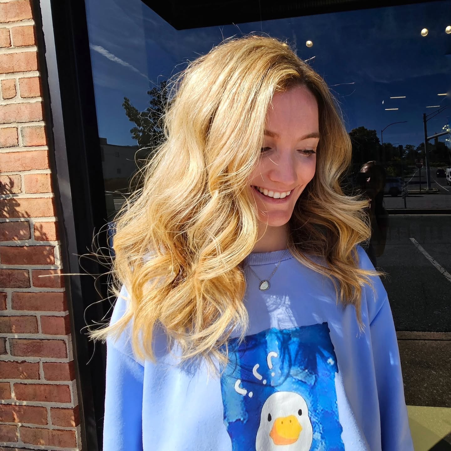 ☀️Brightening up your day with stunning highlights!
A touch of brightness can completely transform your look! These sun-kissed highlights add dimension, movement, and that effortless glow - perfect for keeping the summer light alive even in cooler season.
Because great hair doesn't just brighten your look, it brightens your whole day!
Work done by our Stylist, Evie.
? Online booking:www.brocatos.com
? 410-558-0047
#lowlights #blondehair #blondehighlights #dimensionalblonde #hairdimension #balayagehighlights #ombrehair #salonhair #salonhaircut
