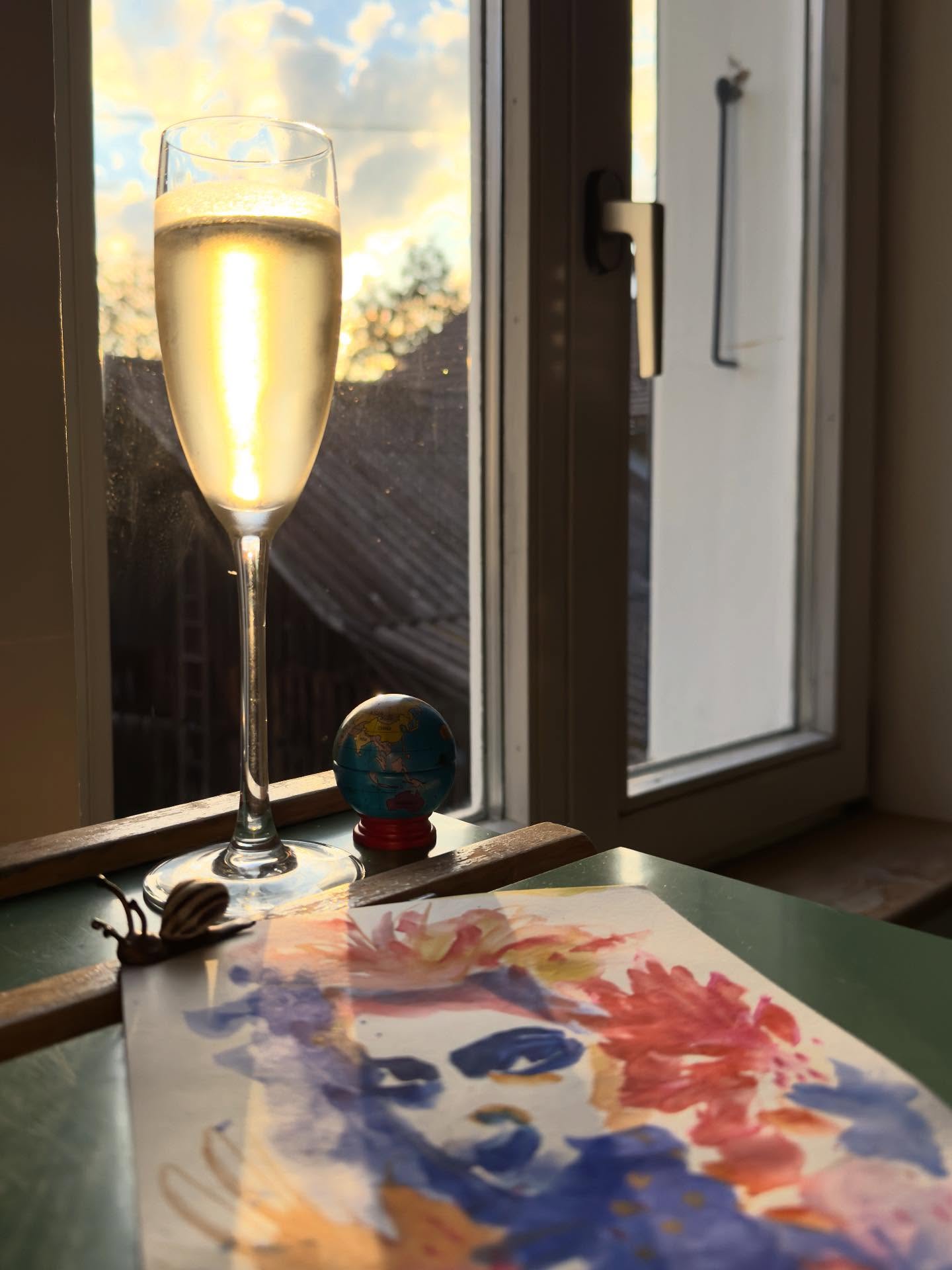 Inspiration sparkling through the window…..
I know what your thinking, it is really the autumn sunset inspiring the colour palette. #creativeinspiration #artforfun #artistlifestyle