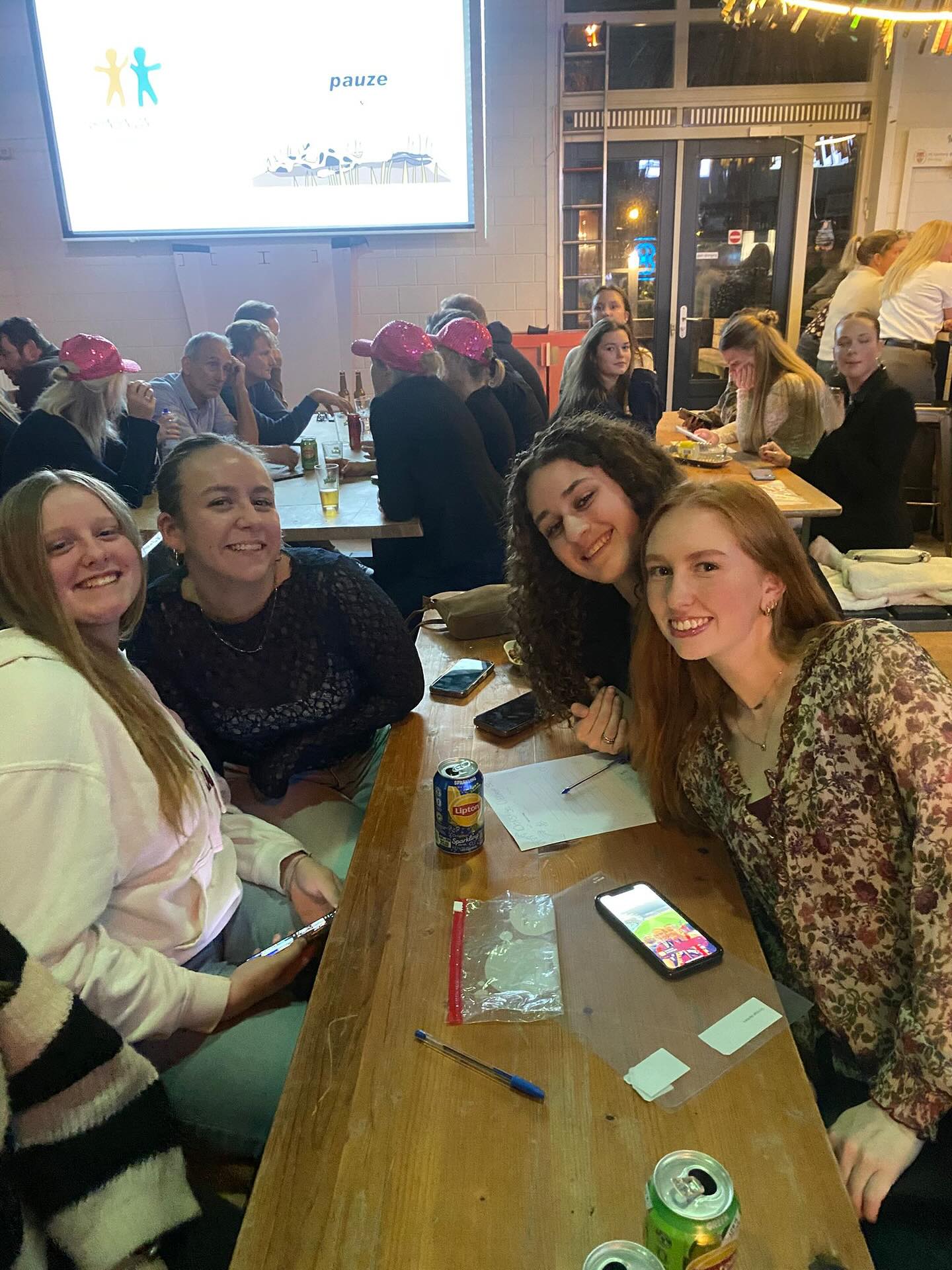 Gisteravond hielden de Vrienden van HCY voor de derde keer een bruisende PubQuiz!
Wat een geweldige opkomst: ruim 100 Vrienden, ouders en leden verzamelden zich voor een avond vol gezelligheid, hersenkrakers en humor.
Met heerlijke drankjes en smakelijke hapjes werd er fanatiek gestreden in een vrolijke, competitieve sfeer.
Een speciaal dankjewel aan Jean en Jeroen voor de organisatie en aan het barteam Regina, Angelina en Sam voor de topservice en gastvrijheid! ?
De eerste plek ging naar het team van Dames 3, gefeliciteerd! ?
Wat een mooie traditie van de Vrienden van HCY. We kijken nu al uit naar de volgende editie!
Wil jij ook Vriend worden?
Stuur een berichtje naar vriendenvanhcy@hcypenburg.nl of spreek Joyce, Jaap of Mariëlle even aan op de club!