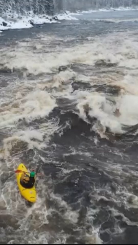 Je suis absolument émerveillé par les paysages que nous offre cette saison. Mon nouveau drysuit @ImmersionResearch est mon fidèle alliée, me gardant bien au sec et comfortable lors de mes sorties hivernales.
ㅤ
Absolutely in awe of the sceneries that this time of year brings. My new @ImmersionResearch drysuit is my trusty companion, ensuring I stay snug during my winter laps.
?? @kayakdetail
?? @keven46
@wakakayaks @wernerpaddles @sweetprotection @whitewaterkayakinghub
#kayak #whitewater #whitewaterkayaking #whitewaterismagic #whitewaterkayak #epic #kayaking #kayaklife #extremesports #extremekid #kayakingkids #sport #kayakingfun #kayaker #paddling #peopleareawesome #awesome #water #nature #earth #adventrure #outdoors #fyp #foryou #trending