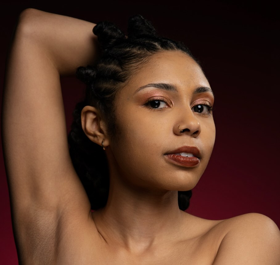 “The enliving of soulfully, melodic rituals that call into question, how can we ignite spells of protection in an era of stark reformation?“
Cierra Woods at STUDIO WORKS 🦋🌀
@cwoodswork
Cierra Woods is a Philadelphia-based dancer, choreographer, and DJ born on the unceded land of the Susquehannock people, now Harrisburg, Pennsylvania. She has refined her craft at Temple University, earning a BFA in Dance. Her artistry has been showcased on prominent stages, including the Kennedy Center, the Philadelphia Museum of Art, Judson Memorial Church, and the Brooklyn Museum. Recently, Cierra served as a 2024-25 Mascher Space BIPOC Artist in Residence. Her mission is to inhabit sustainable systems that foster environments for diasporic communities to thrive.
🐚 STUDIO WORKS 🐚
November 14th, 2025
Doors 7:15pm | Show 7:30pm
The Art Room Studio
2329 S. 3rd St
…………………….
Image of Cierra Woods by Wright Eye Visuals