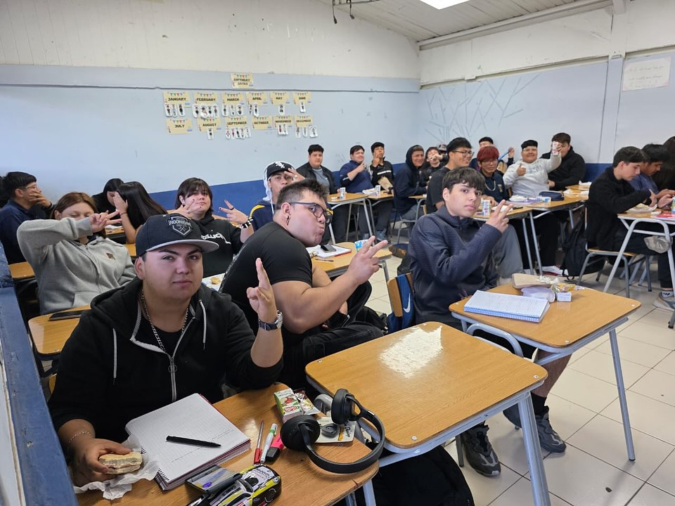 El día martes premiamos a los cursos 1°E, 1°C y 3°A, quienes participaron en el Concurso de Halloween, con un rico desayuno como reconocimiento a su destacada participación. 🎃🥐☕