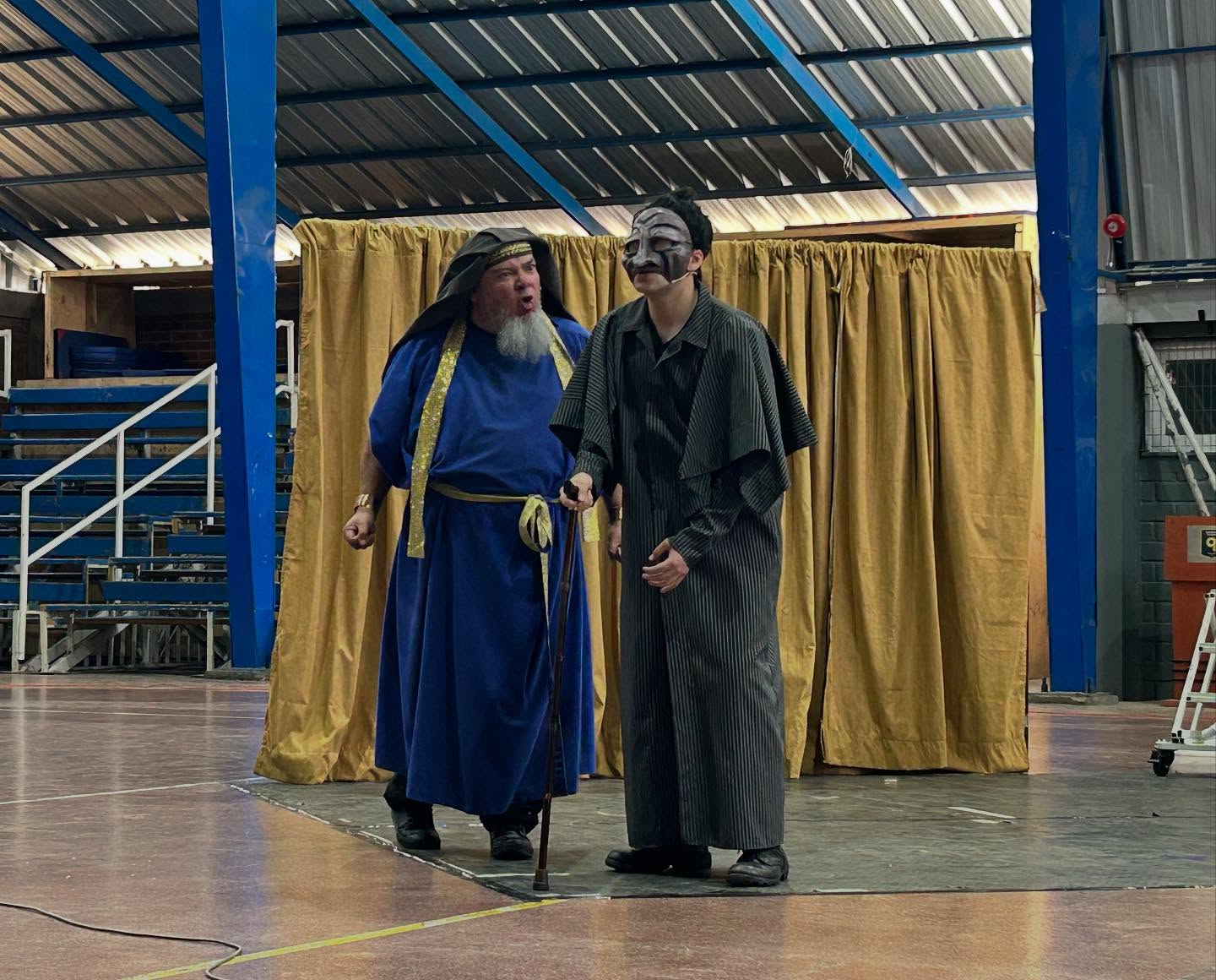 Durante esta mañana, los estudiantes de segundo medio participaron como público en la presentación de una Obra de Teatro, instancia que busca promover la apreciación artística, la expresión escénica y el trabajo colaborativo entre las asignaturas involucradas. 👏🎬