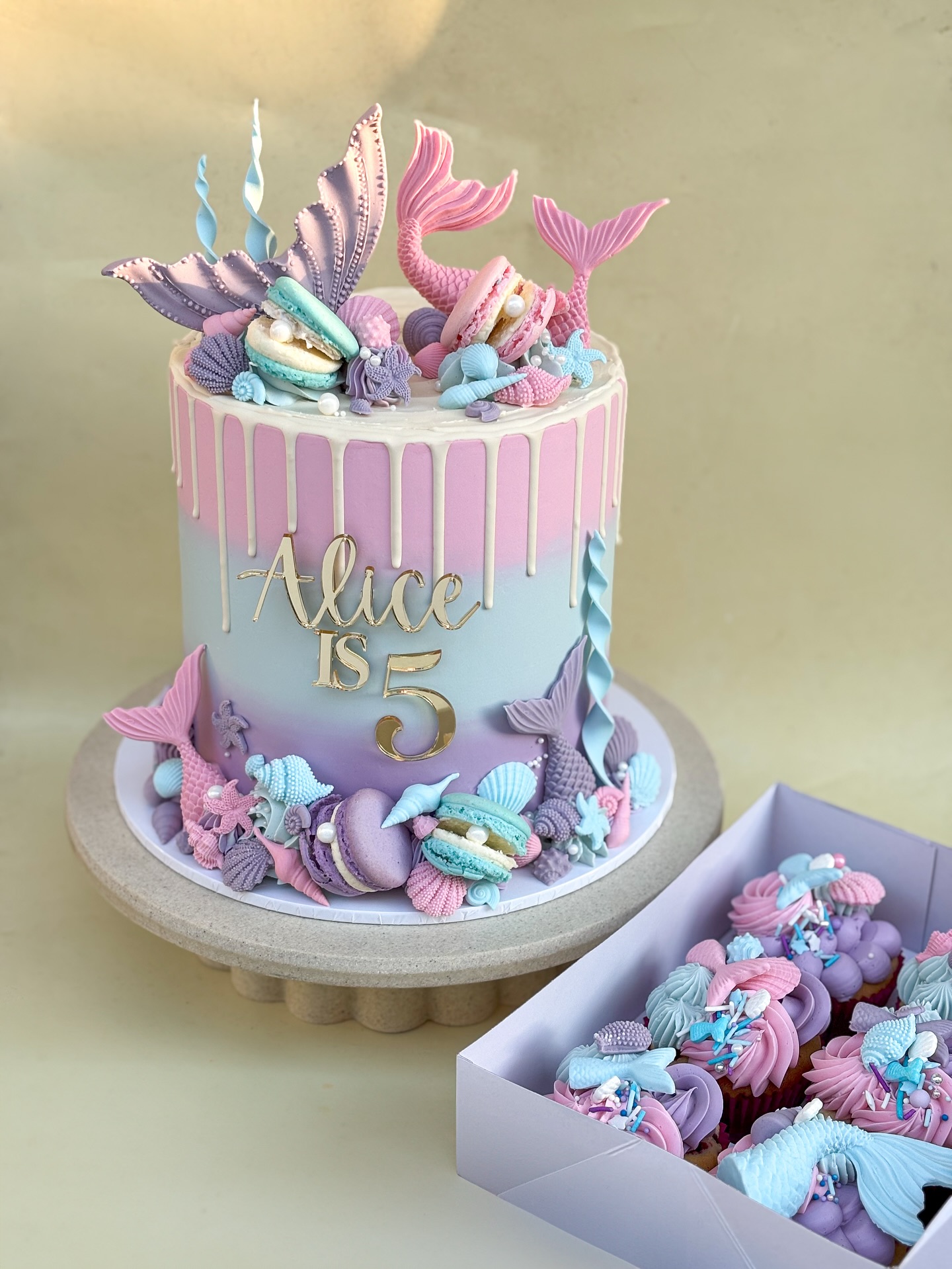 Mermaid Tails, Pastels & Matching Cupcakes 🧜♀️
Acrylic Cake Toppers @lasertheoccasion
Macarons @milk.and.butter.bakery
#mermaidcake #mermaidparty #mermaidcakeandcupcakes #goldcoastcakes #matchingcakeandcupcakes #mermaidcupcakes #undertheseacake