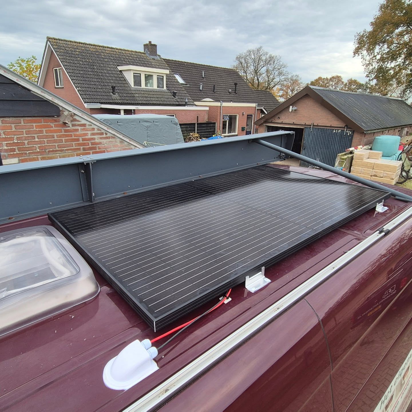 Weer een mooie en erg compacte installatie op mogen leveren.
Onder de passagiersbank van deze mercedes sprinter zit een 300Ah lithium accu, een Victron orion XS acculader en een Victron BMV712 smart shunt
Aan het keukenblok van deze camper hebben we de 2000w MultiPlus gemonteerd.
Aan de buitenkant hebben we een Neutric powercon stekker gemonteerd voor de walstroom aansluiting, deze mini aansluiting is vele malen kleiner dan de standaard CEE stekkers.
Op het dak ligt een 330wp zonnepaneel gemonteerd, samen met de victron smart solar MPPT regelaar zorgt dit dat off grid camperen geen enkel probleem is.
#StroomInjeCamper #mercedes #sprinter #vanlife #stroomopreis #vanlife #victron #renogy