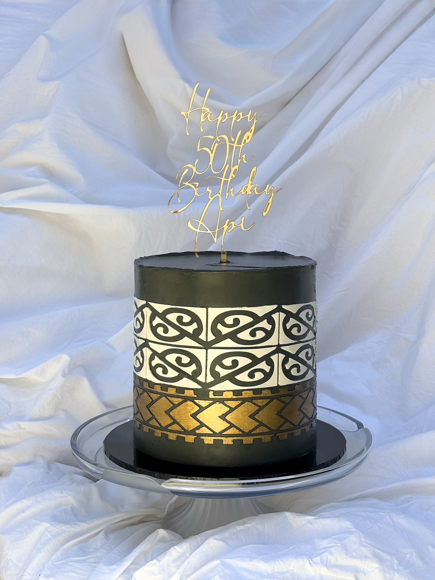 Samoan meets Māori inspired 50th cake ✨
Cake Topper by @chaos_eventsau
Beautiful stencils from @katibiccinz
#samoanandmaori #culturalcake #maoricake #samoancake #50thbirthdaycake #blackandgoldcake #stencilcake #goldcoastcakes