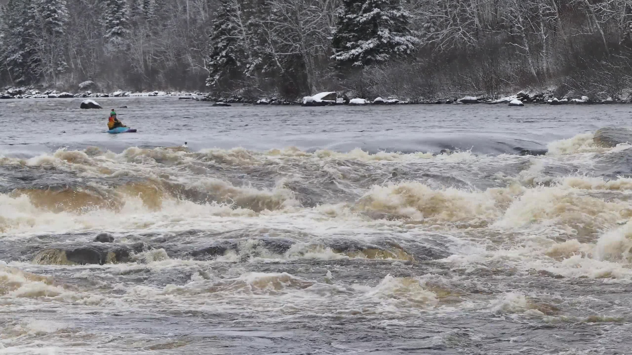 Je profite d'une descente hivernale, j'essaie de faire autant de lap que possible avant que l'eau gèle ???
ㅤ
Enjoying a winter run, trying to squeeze in as many laps as I can before the water freezes over???
...
..
.
? @kayakdetail
? @wallysphoto
@immersionresearch @sweetprotection @wernerpaddles @whitewaterkayakinghub
#whitewater #kayaking #whitewaterkayaking #riverlife #kayaklife #paddlelife #riverguide #kayaklove #mistassibi #hawaiirapid #whitewaterculture #creeking #kayakstoke #adventurelife #outdoorlifestyle #explorequebec #paddling