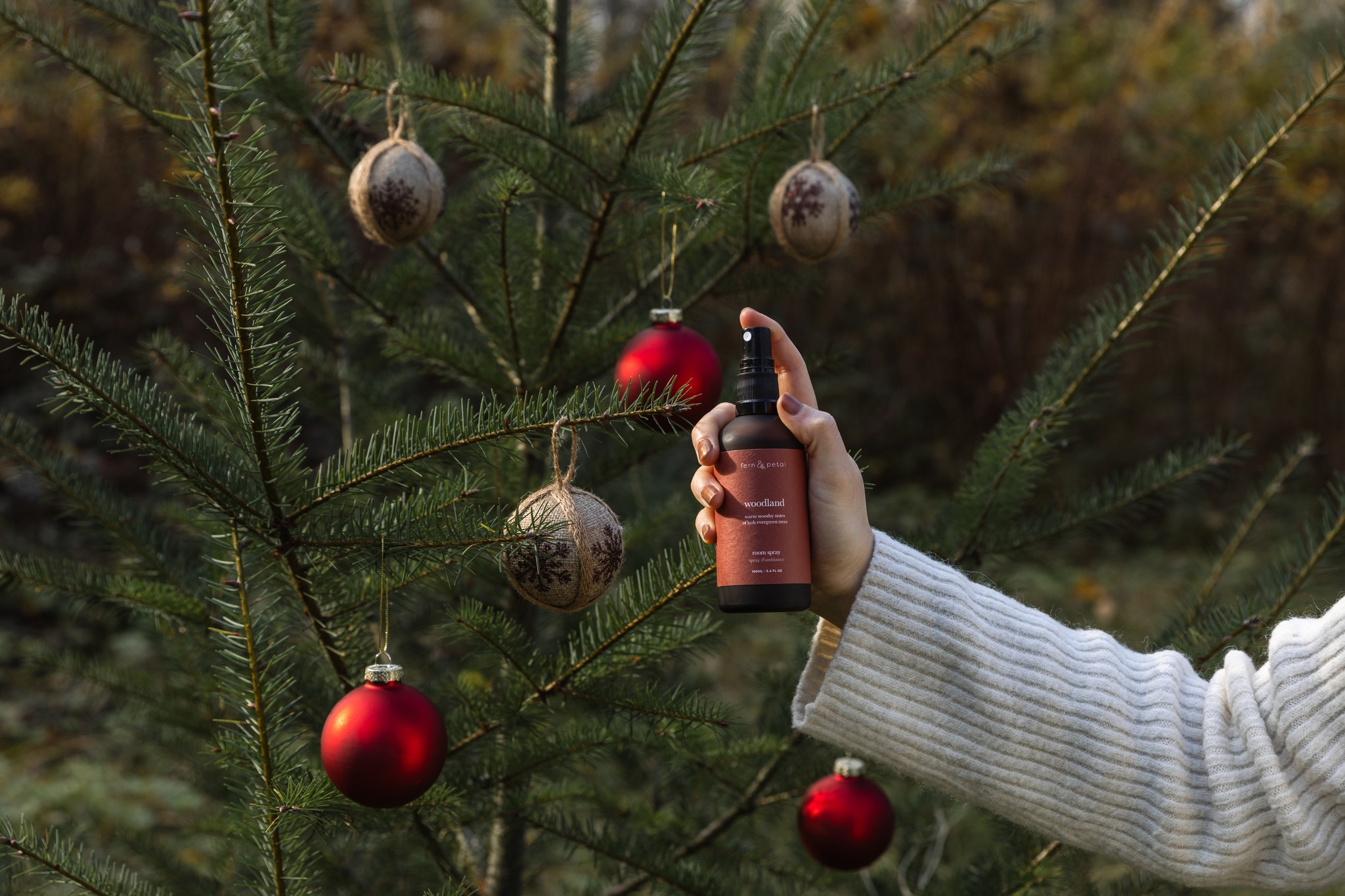The scent of the season is back. 🌲 Woodland brings cozy forest notes of spruce, cedarwood, and vanilla. Warm, grounding, and perfectly winter.
.
.
.
.
.