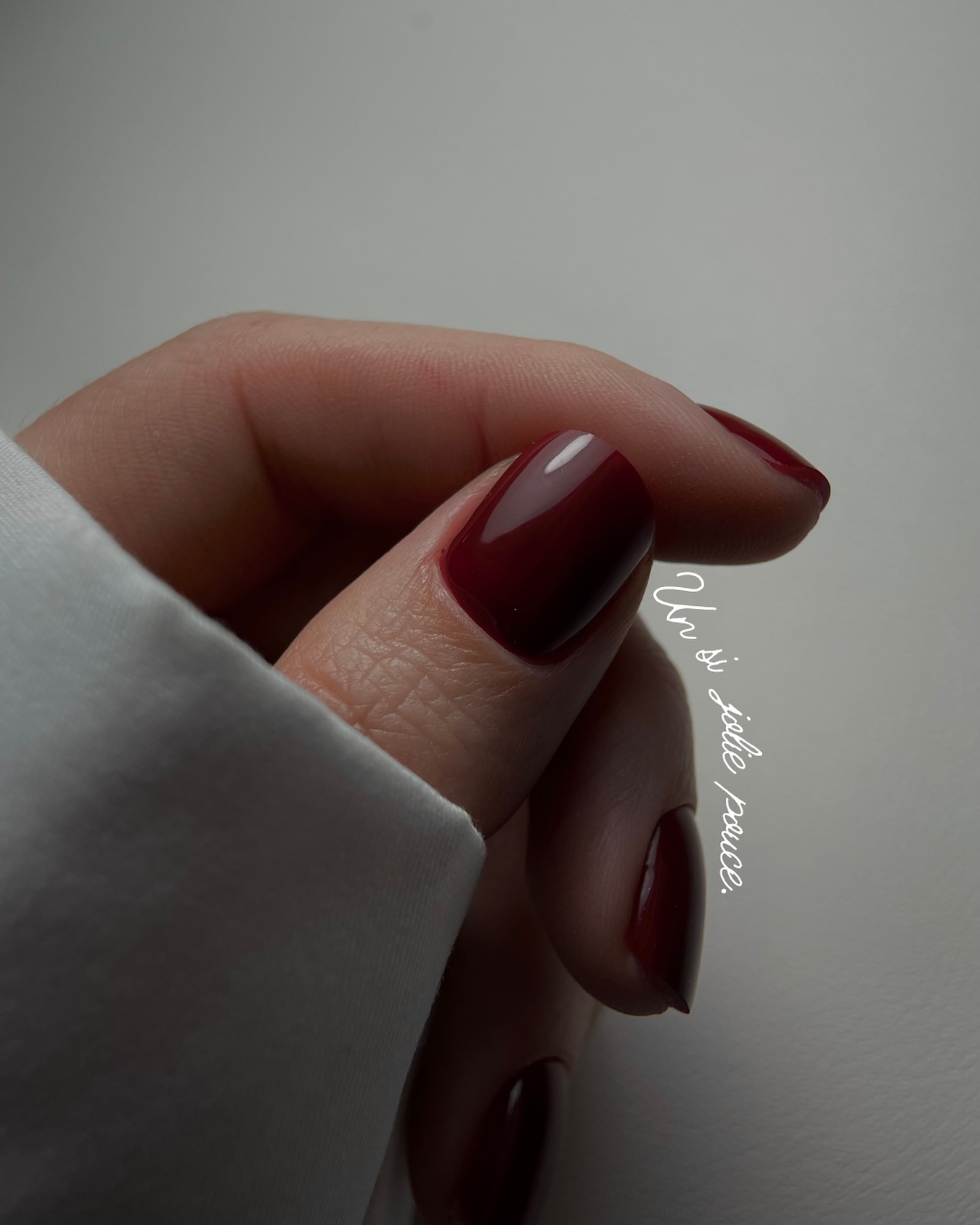 Honte de tes mains ?
Ici, aucun jugement. Jamais.
Vos mains racontent votre histoire — et moi, je suis là pour en prendre soin. 🤍
Peau sèche, cuticules épaisses, ongles abîmés… ce n’est pas un problème, c’est justement ma spécialité.
La manucure russe permet de nettoyer, lisser et redonner vie à vos mains, tout en douceur.
Vous repartirez fière de les regarder (et les montrer ;) ) à nouveau.
⸻
📍Le Boudoir des Coquettes
à 5 min de Sancerre, 15 min des Aix-d’Angillon
1 rue du Petit Voisy, 18300 Veaugues
🕘 Lundi & mardi: 10h - 18h
Jeudi & vendredi : 10h – 21h
Samedi : 10h – 17h
Fermé les mercredis et dimanches
📲 Réservation en ligne :
www.boudoirdescoquettes.fr (lien en bio)