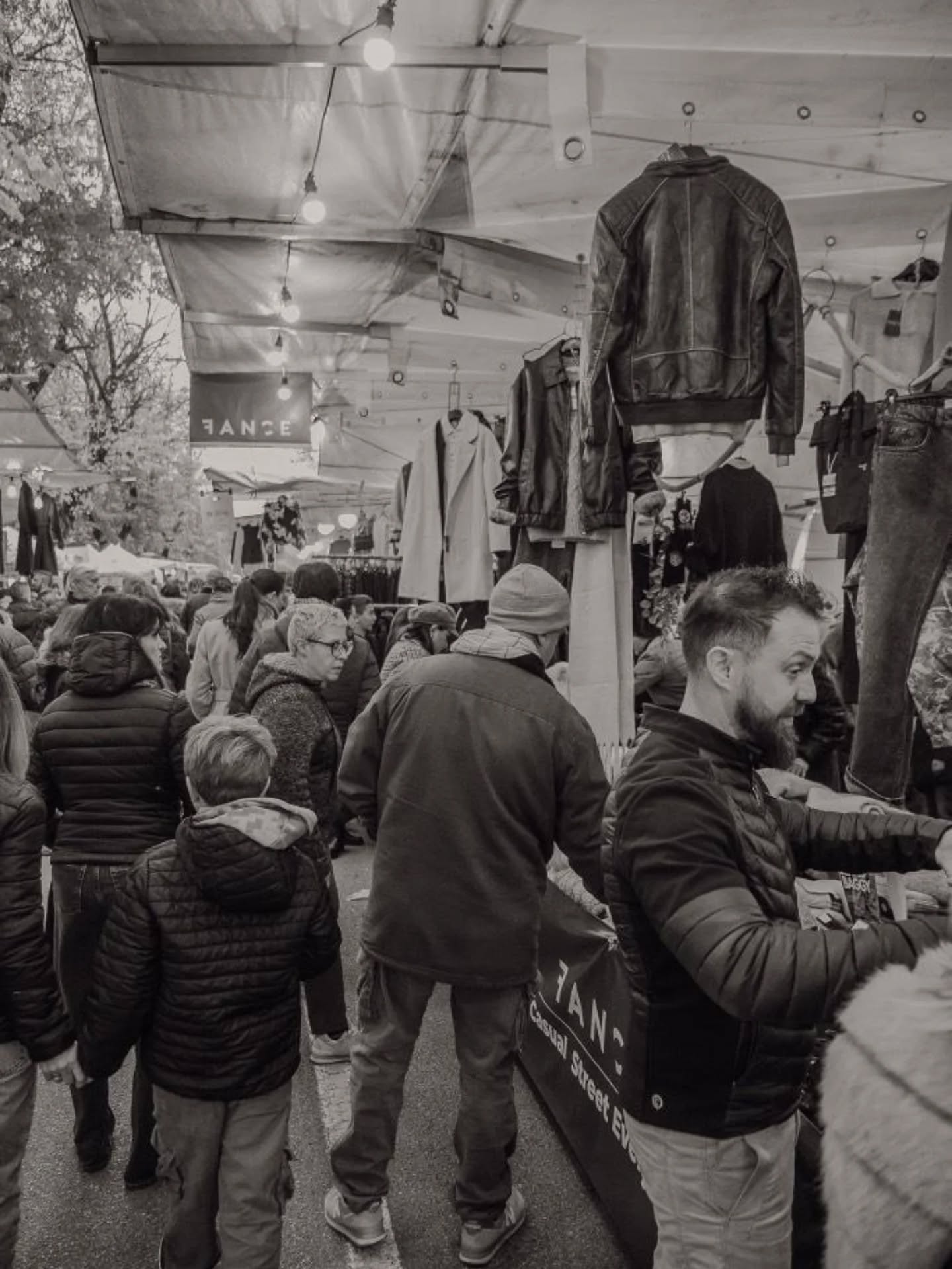 Fiera di San Martino 2025 🎪
Quattro giorni indimenticabili_
La Fiera è stata piena di persone, curiosità ed energia.
Grazie a tutti quelli che si sono fermati al nostro stand: è sempre bello incontrarvi dal vivo.🙏🏼❣️
Un ringraziamento speciale a @davideronconiph , che è passato in fiera e ci ha regalato questi bellissimi scatti professionali.
Se vi piacciono le foto, andate a vedere i suoi lavori!
Sfoglia il carosello per rivivere l’atmosfera ✨
👉 Quale foto ti piace di più?
---
📌 HASHTAG
#FieraSanMartino #SanMartino2025 #FanceAbbigliamento #MercatiItaliani #AbbigliamentoDonna #Fiera #EventiRomagna #Mercatino #StreetMarket #ModaDonna #ShoppingAlMercato #RomagnaEvents #LookDonna #MadeInItaly