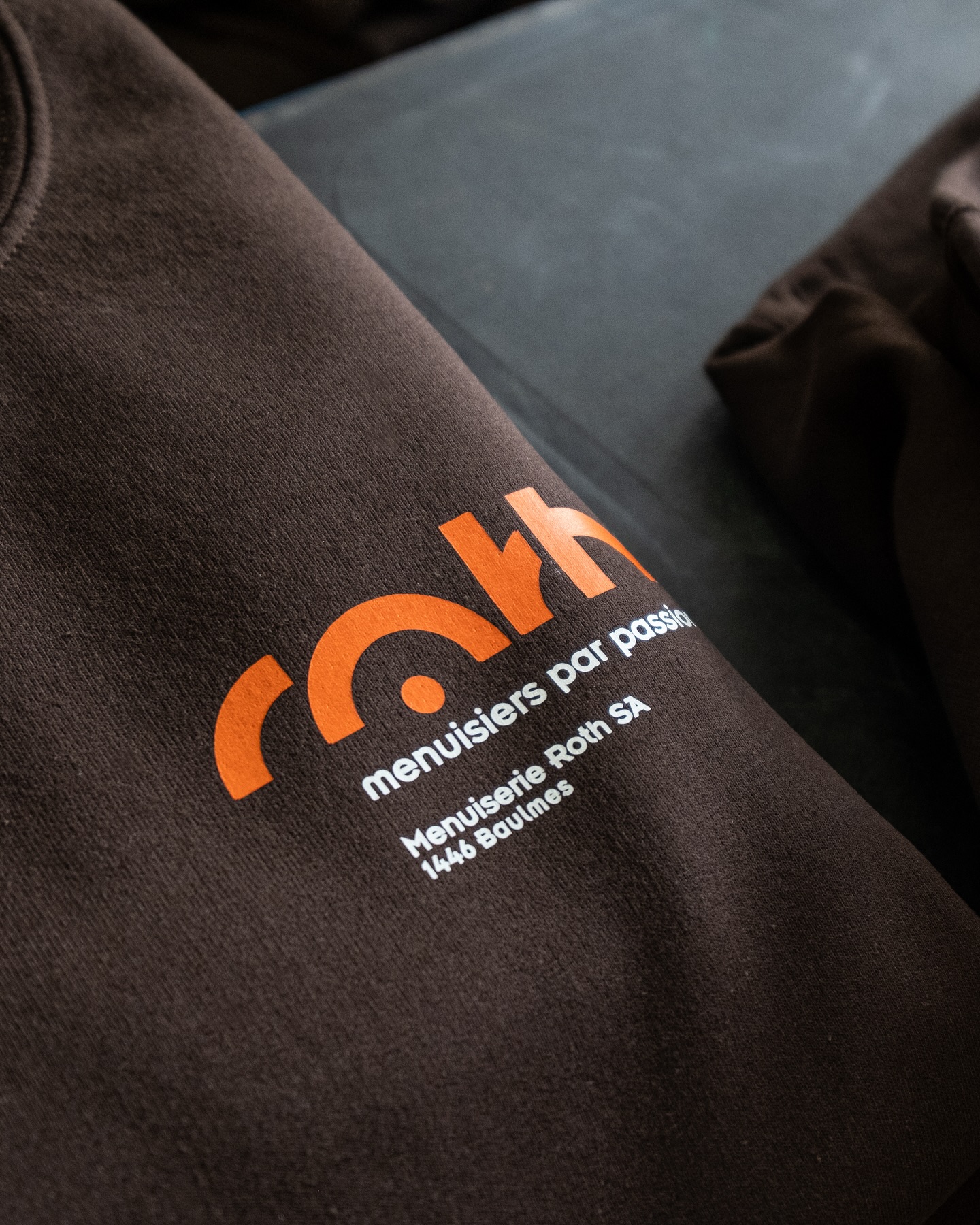 🪵 Sweatshirts with soul — screenprinted for those who shape wood with passion.
This latest batch of transfers was created for Menuiserie Roth SA, a woodworking company rooted in Baulmes, Switzerland.
Printed using durable, high-opacity transfers, these garments celebrate the pride of the trade.
Whether worn in the workshop or around town, they carry the mark of true artisanship.
#MabasiPrints #ScreenprintTransfer #SwissCraft #Workwear #PrintedInSwitzerland