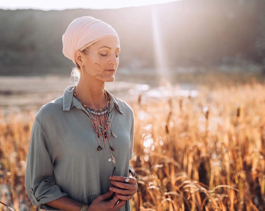 Ūdensvīra laikmeta
maiņa. Kas būs savādāk?
Nākamos 2000 gadus mēs būsim Ūdensvīra laikmetā. Mēs esam atradušies pārejā no Zivs laikmeta uz Ūdensvīra laikmetu pēdējos 50 gadus.
Kāpēc tas ir tik svarīgi? Šī pāreja uz Ūdensvīra laikmetu ir tik svarīga tāpēc, ka mainās astroloģiskie nosacījumi visai planētai. Katrs no mums uz šīs planētas tiks šo pārmaiņu skarts. Kas tad mainīsies?
Zivs laikmetā dominēja hiearhija un vara. Atslēgas vārdus šim laikmetam var ņemt no Šekspīra “Būt vai nebūt?”. Lai dzīvotu laimīgu dzīvi, mums bija jāatrisina šis jautājums. Atslēga astroloģiskai zīmei Zivs ir “Es ticu”. Šī laikmeta laikā, mums, lai mēs “būtu”, mums vajadzēja kādu vai kautko kam ticēt.
Kad mēs kādu lietu atradām mēs pieķērāmies tai un pēc tās mūsu dzīve tika vadīta. Tā varēja būt reliģija, ideoloģija, harismātisks līderis, darbs vai kas cits. Laimīgas dzīves atslēga tika turēta noslēpumā klosteru un ašramu varas koridoros. Mums nebija vajadzīgi šie noslēpumi, bija vajadzība sekot šiem līderiem un pavadoņiem. Kā rezultātā tika radītas vertikālas hiearhijas un mums bija svarīgi atrast savu vietu tajās.
Tāda ir bijusi cilvēka apziņa pēdējos 2000 gadus. Viss ko iemācījāmies no saviem vecākiem, un viņi no saviem vecākiem, un no tie no saviem vecākiem, tas ievelkas 2000 gadus atpakaļ, kas attiecīgi veidoja Zivs laikmeta noskaņu. Šobrīd tas viss mainās.
Ūdensvīra laikmetā dominēs informācijas tīkli. Atslēgas frāze būs “Esi lai būtu”. Atslēga Ūdensvīra zīmei ir “Es zinu”. Šis ir informācijas laikmets. Nekas vairs nav noslēpums. Visa informācija mums ir pieejama.
Šī laikmeta laikā, fokuss vairs nebūs uz identitāti un eksistenci( “būt vai nebūt”), bet gan uz sevis pieņemšanu(“būt, lai būtu”), uzsvars uz to, ka mums nav jāmeklē kaut kas ārpus sevis.
✨ Vairāk par praksēm, laikmetu maiņu un iekšējās stabilitātes attīstīšanu:
🌐 Mājaslapa: https://www.kundalinijoga.lv
📲 Instagram: https://www.instagram.com/kundaliniyoga.lv/
#3ho #yogibhajan #ūdensvīralaikmets #aquarianage #kundalini #kundalinijoga #joga #jogascentrs #shivcharansingh #apzinātība #iekšējāstransformācija #amangeetkaur #kundalinijogalv #garīgāprakse #astroloģija #pārmaiņas