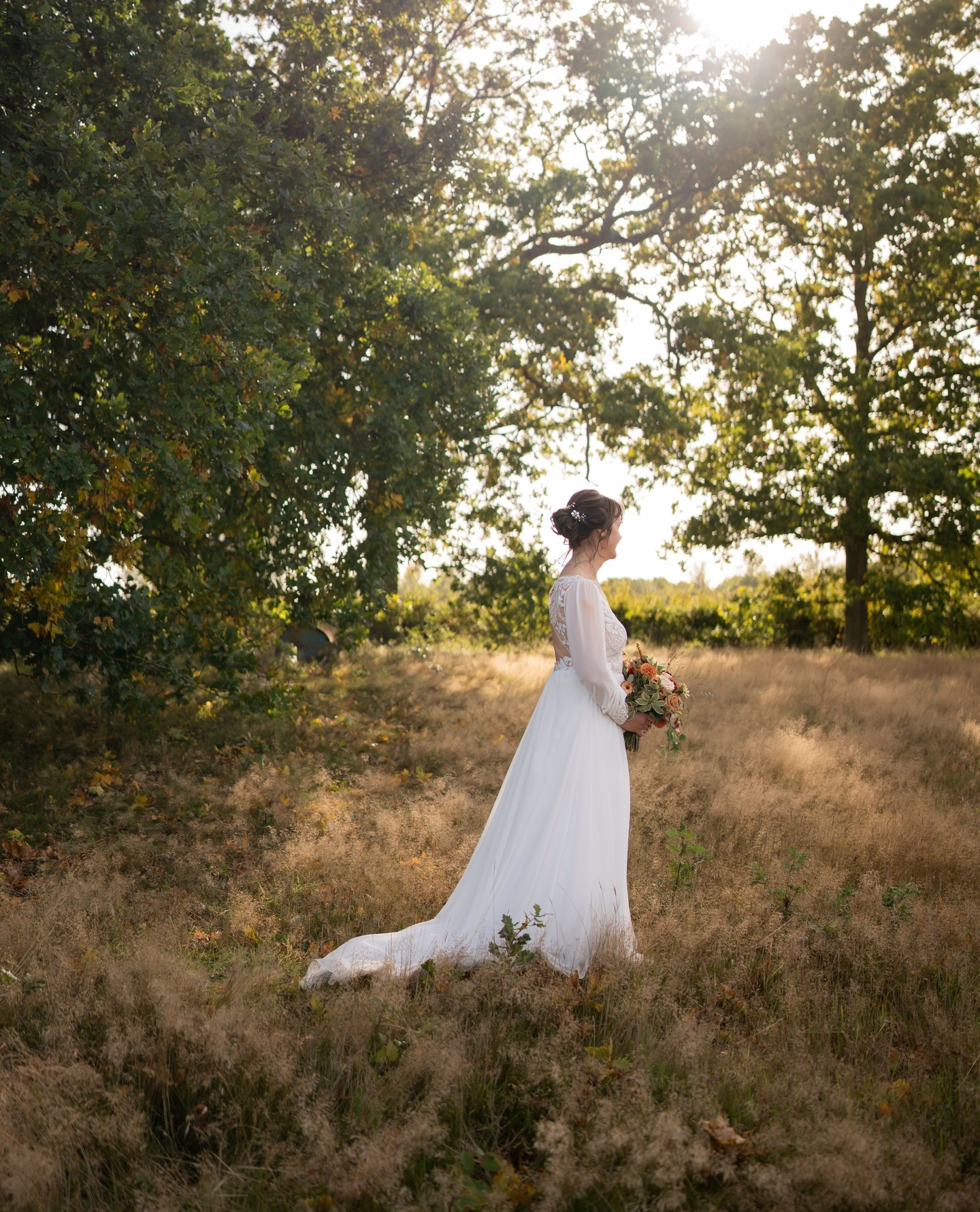 REAL BRIDE✨️
The beautiful Amanda says 'I Do'. Wearing the stunning Naomi by Kelsey Rose. We loved getting to know Amanda and helping her on this journey. Every appointment was such a joy. Amanda come to us with a list of Kelsey Rose gowns she loved, after making our way through, Naomi was a wild card dress. She combined everything she liked from the other gowns and ended up being her yes dress. And we think she looks stunning!
Not forgetting her wonderful best friend Fiona who chose one of our multiway bridesmaids dresses in Rust. 🧡
Hair and make-up: @laurenlouise_hairandmakeup
Flowers: @moody_blooms
Photographer: @georginapiperphotography.co.uk
Venue: @thecherrybarn
Seamstress: @nicolaleverington @theweddingdresssurgeon
Dresses: @vickisbride