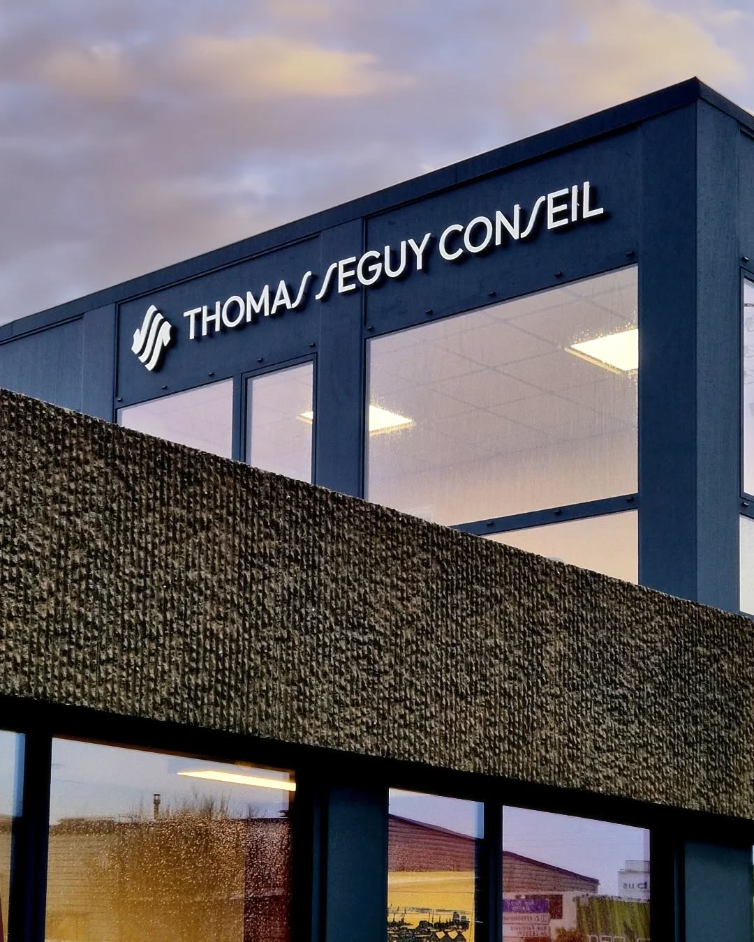 ✨️🚀 Thomas Seguy marque une étape clé dans le développement de son cabinet TSC avec l’inauguration de ses nouveaux locaux sur Kergaradec. Une enseigne qui affiche fièrement son nom et ses valeurs, tout en s’engageant pour l’environnement : 100 % plastique recyclé breton et entièrement recyclable.
Un grand merci au cabinet TSC pour sa confiance renouvelée envers Pecab, déjà partenaire de la refonte de son identité visuelle.