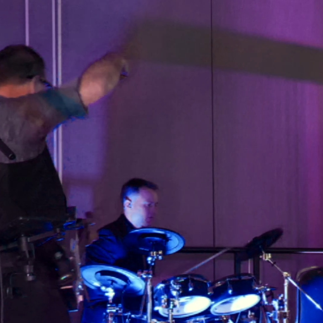This clip is from a super fun night at the RBC Centre! 🥁🔥
Here’s a little drum break from the set… and honestly, my favourite part is when Casper hits us with that legendary “HUHHH!” 😂🙌
Such a blast! @gravity_junky_band