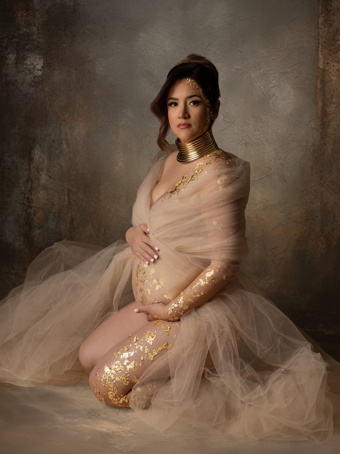 Wrapped in gold and crowned in strength. This is where motherhood is elevated to fine art ?
Now booking 2026 luxury maternity portraits at my Oak Brook studio.
? @Kindaarzonphotography
???♀️ @Beautybyaraceli
#chicagomaternityphotographer #fi̇neartphotography #chicagomaternityphotography