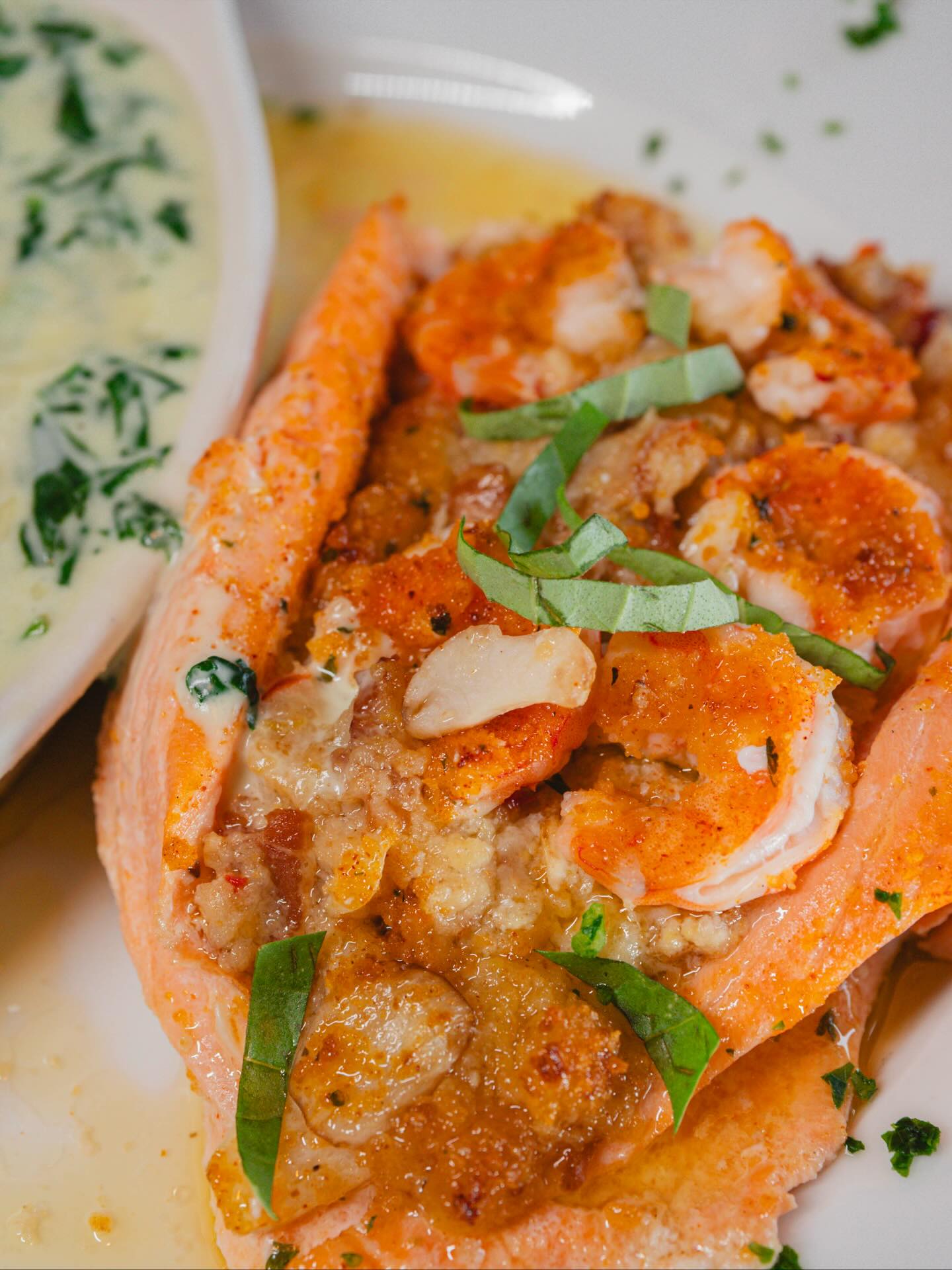 🍤🥓 Fresh wild salmon stuffed with shrimp, bacon, and seasoned breadcrumbs… finished with a side of creamy spinach. The Shrimp & Bacon Stuffed Salmon is a fan favorite at #PopeisClamBar
#deerparkeats #longislandseafood #longislandfoodies #lirestaurants #lieats #deerpark #salmon #seafood