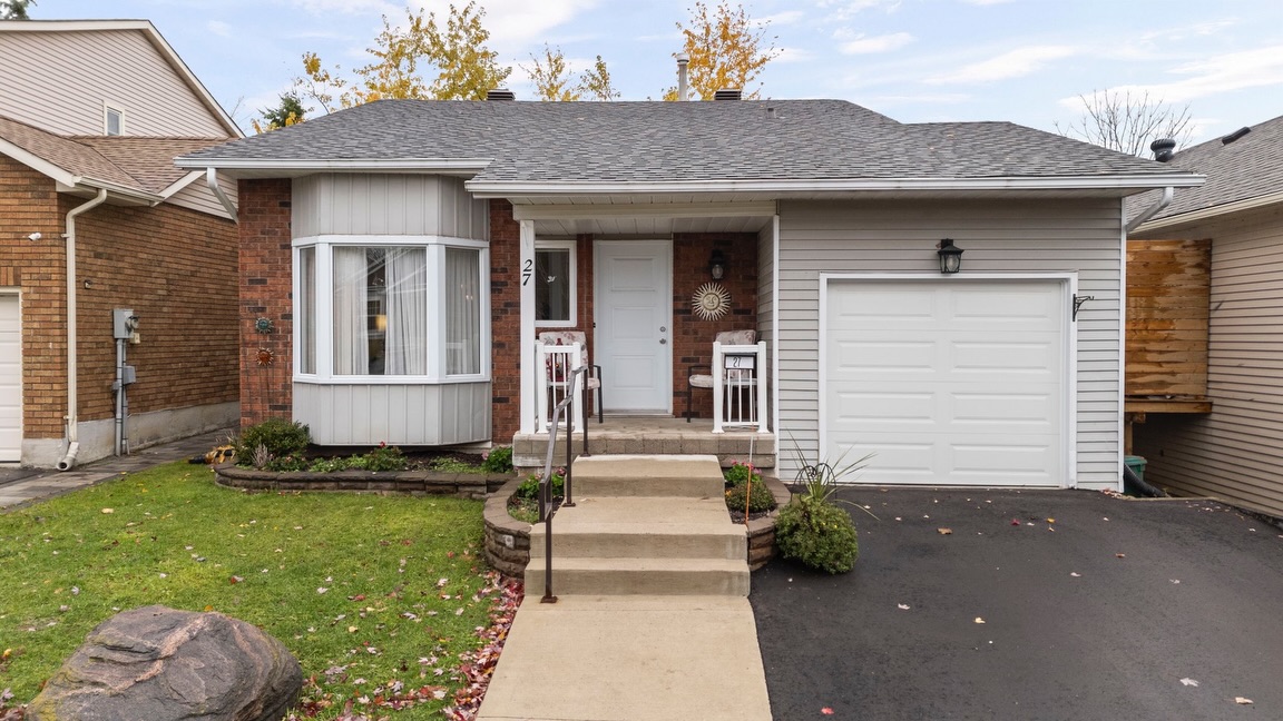 ‘𝙏𝙝𝙚 𝙆𝙣𝙞𝙘𝙚𝙡𝙮 𝙉𝙤𝙤𝙠’
💰 $649,900 | Barrie, Ontario
-
🏠 4-Level Backsplit | 3 + 1 Bedrooms | 2 Bathrooms
🍳 Updated Kitchen w/ Stainless Appliances
🛁 Two Beautifully Renovated Bathrooms
🧺 Generous Laundry Room
🌳 Large Wrap-Around Deck + Fully Fenced Yard
❄️ Newer Furnace, A/C & Roof Shingles
🚗 Single Garage w/ New Door
🚶♀️ Walk to Huronia North & Willoughby Parks
🚆 5 Mins to Barrie South GO
🛍 7 Mins to Costco, Park Place & Downtown Barrie
-
Warm, functional, and incredibly well cared for — The Knicely Nook is ready for its next chapter 💛
-
#BarrieRealEstate #SimcoeCountyHomes #BarrieRealtor #TheKiwiRealtor #BarrieOntario #NewListing #BarrieHomeTour #HomesForSaleBarrie #barrielife