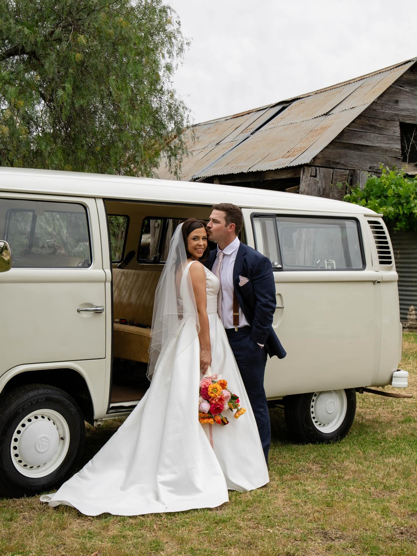 We had the honour of providing our service to this wonderful couple, Lucy and Kyle, saying their wedding vows at the Splitters Creek Vineyard.
These images were expertly captured by the talented @rebeccadaltonphotography.
We wish all the love in the world and future happiness together. Thanks for letting us be part of your special day ❤️
#weddingkombi #countrywedding