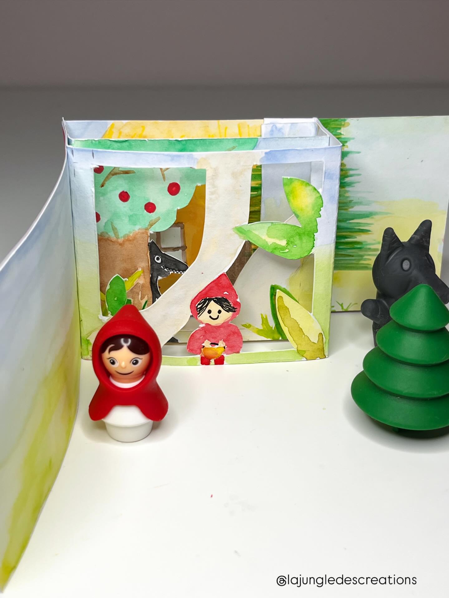 🇬🇧DIY – 3D Story Card: Little Red Riding Hood
Let’s walk into the woods, while the wolf is not around…
But is Little Red Riding Hood really sure? Could the wolf be hiding somewhere? 👀
I created this 3D card to extend the lovely moment of reading the story and let children dive right into it.
Want to make your own?
It’s easy — you’ll find the full tutorial on my website (link in bio).
👉So… did you spot the wolf? 🐺
—
🇫🇷DIY - carte relief du petit Chaperon rouge
Promenons-nous dans les bois, pendant que le loup n’y est pas…
Mais le Petit Chaperon rouge en est-elle bien sûre ? Le loup ne se cacherait-il pas quelque part ? 👀
J’ai imaginé cette carte 3D pour prolonger le plaisir de la lecture du conte et inviter les enfants à plonger dans l’histoire.
Envie de créer la vôtre ?
La marche à suivre est simple — retrouvez le tutoriel sur mon site (lien dans la bio).
👉Alors, le loup… vous l’avez vu ? 🐺
—
For this craft, I used watercolors, paper, and creative supplies from @panduroofficial
—
#defidesmainscreatives #diycards #carteenrelief #bookishplay #redridinghood #storycraft #3dcards #panduromyway #pysseltips #inspiretheirearlyyears #papercraft