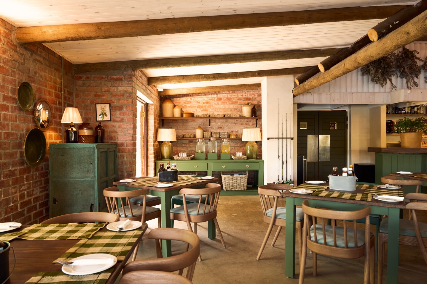 Come dine with us!
Whether you choose a cosy spot inside the restaurant or a relaxed seat under the trees by the river, nothing brings out the best in people like a good meal shared with good company.
And after a yummy dinner at the lodge, there’s nothing better than a glass of wine around the fire pit 🍷🍝🔥
Chairs: @thewoodbender