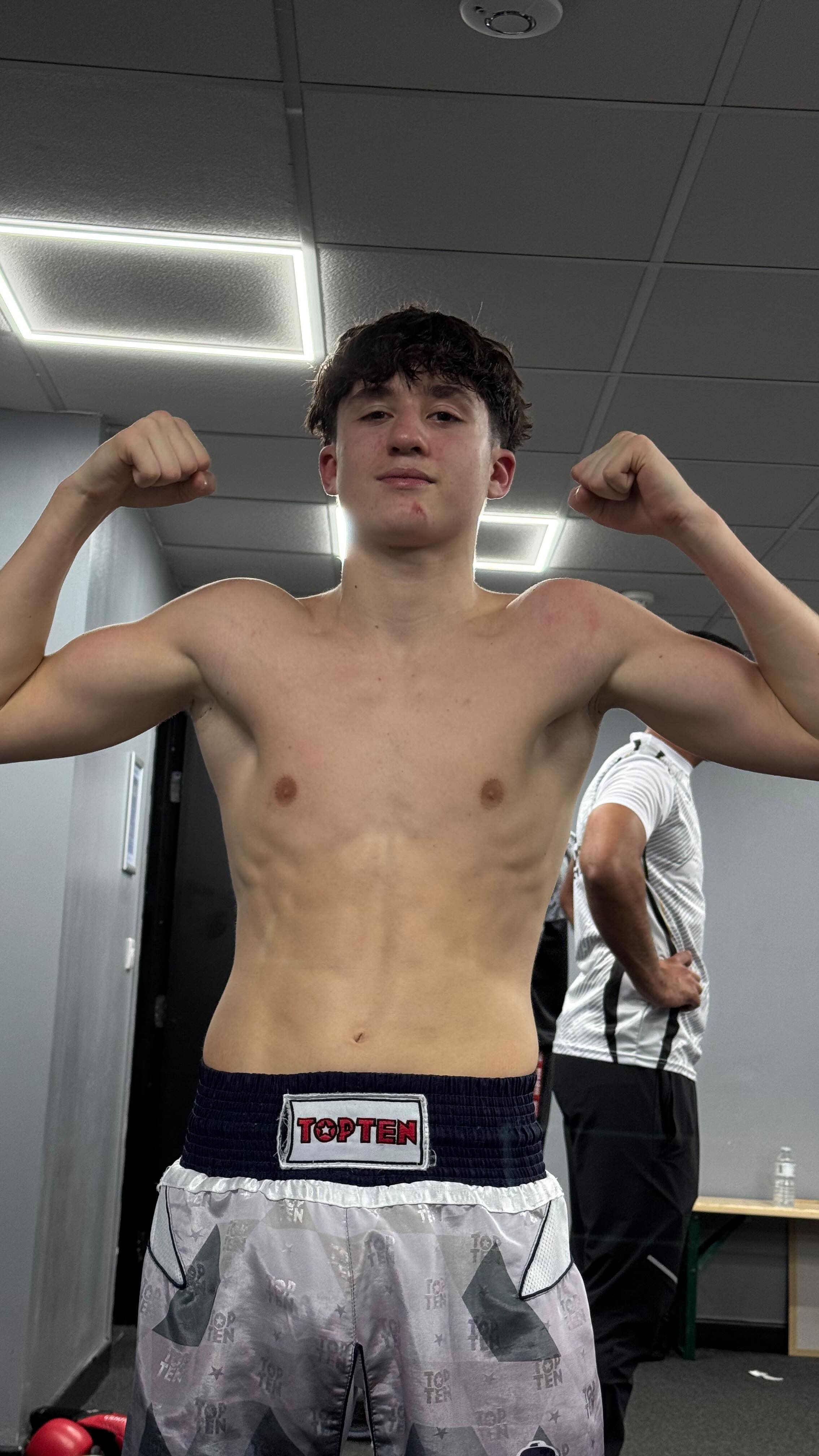 The War Room Championships ⚔️
🥊 @charlie__digan
A great performance from Charlie in his first Full Contact bout. Lots of experience gained, securing the win and ending a very successful year.
Thank you @carlenergize for getting our team down and putting on a great show 🙏🏽
#martialarts #kickboxing #nottingham #fitness #boxing #lightcontact #wako #training #kicking #taekwondo #prestigemartialarts