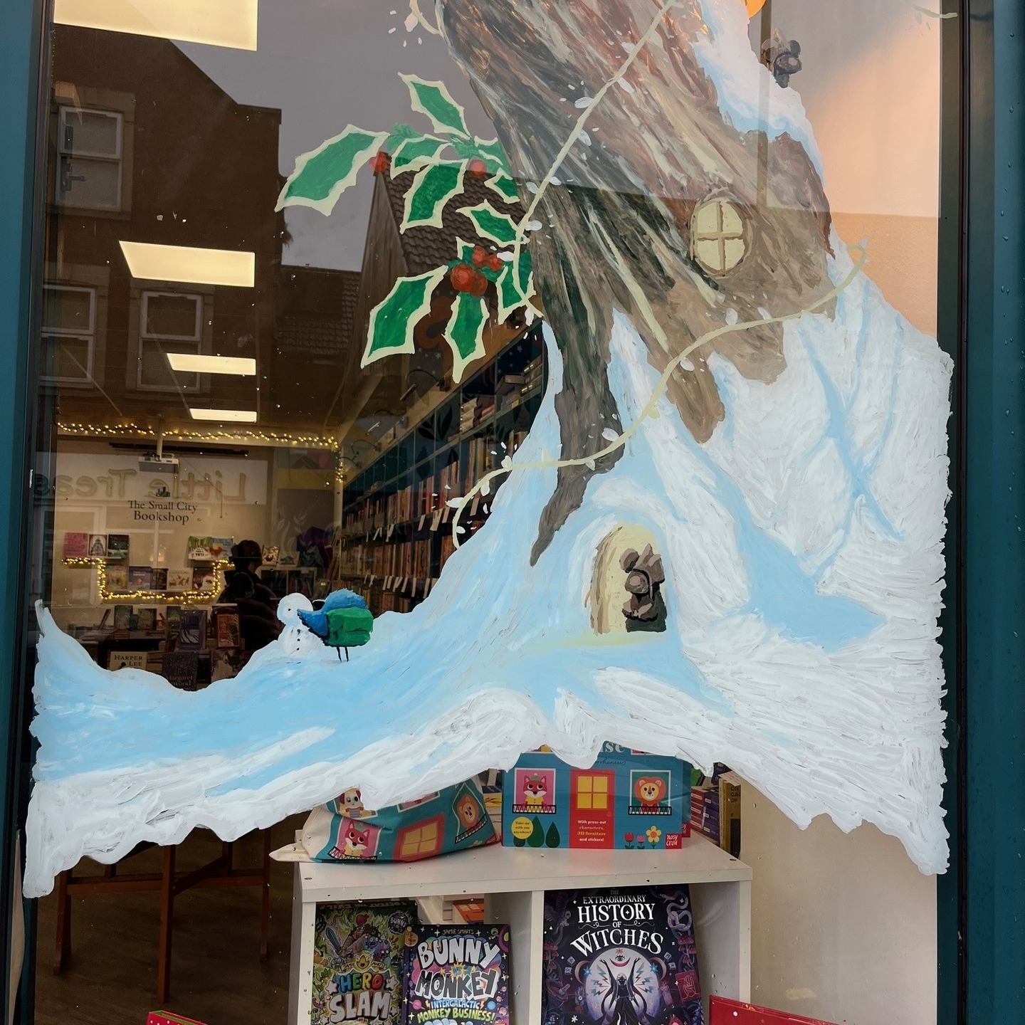 It's a rainy old day out there - come and huddle up in the shop with us! We have...
🌟Fairy lights
🎄A mini Christmas tree
❤️Excited talk of books
❄️ A stunning festive window painted by the super talented @joe_latham_illustration
------------------------------------
#indiebookshop #bristol #bristolbookshop #bookshop #bookstagramuk #bristolbookstagrammers #bookstagram #bookshopsofinstagram #bs5