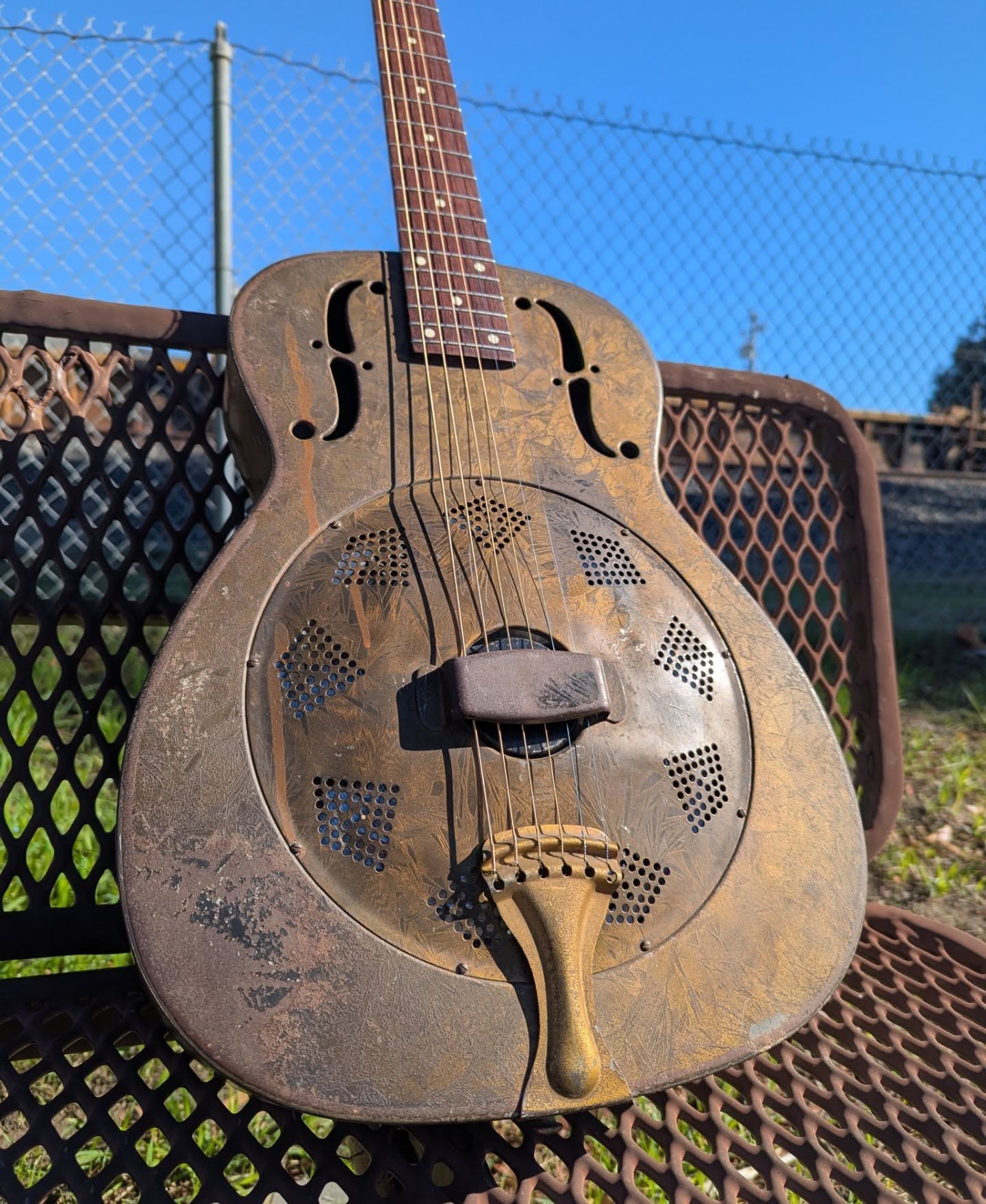 Gold frost Duolian gets a pretty tricky headstock repair with finish touch up. Getting the lacquer to match the surrounding area is much more than just matching color. Achieving the right patina and wear is the most meticulous part but so rewarding when it all comes together!
#guitarrepair #resonatorguitar #lutherie #nationalguitars #duolian #vintageguitar #restoration